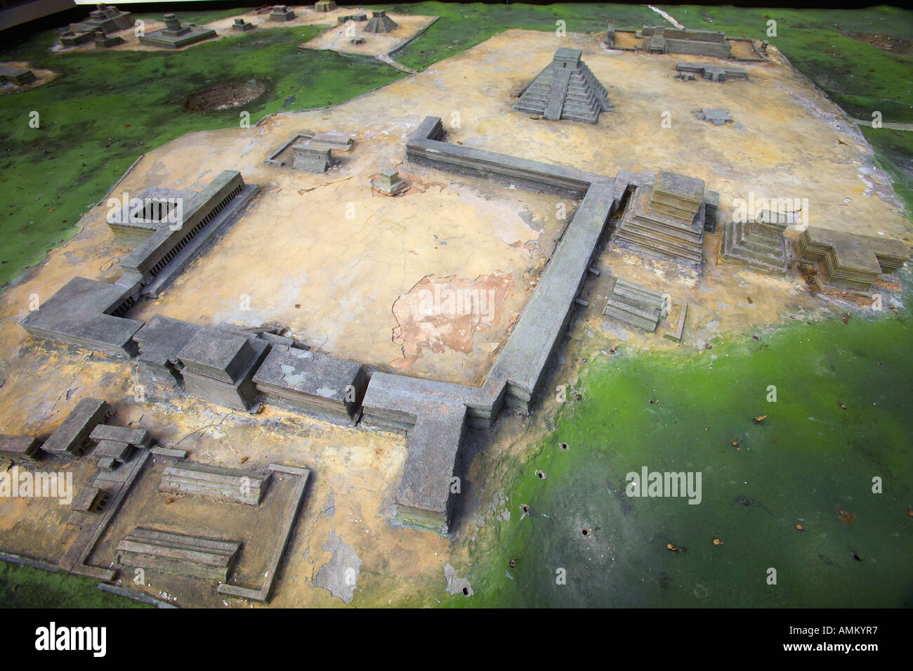 Modello architettonico di rovine Maya a Chichen Itza la penisola dello Yucatan in Messico Foto Stock