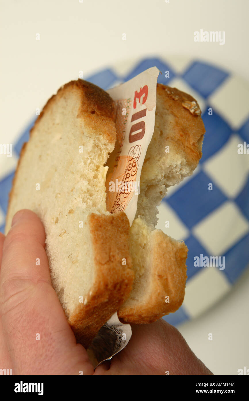 Sandwich di denaro £10 dieci pound contanti nota fetta di pane piatto Foto Stock