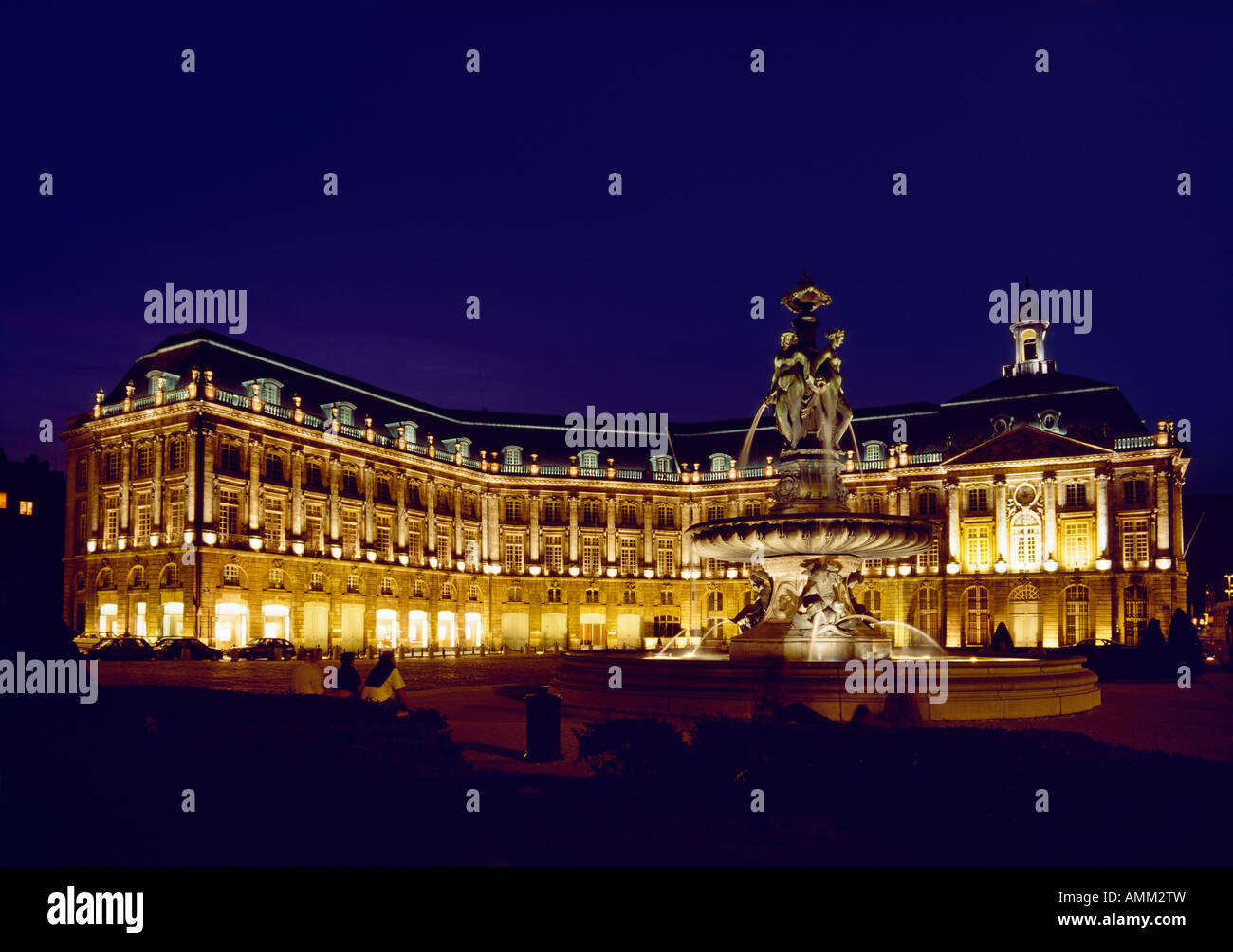 Fontana in Place de la Bourse di notte con il Palais de la Bourse dietro a Bordeaux Francia Foto Stock