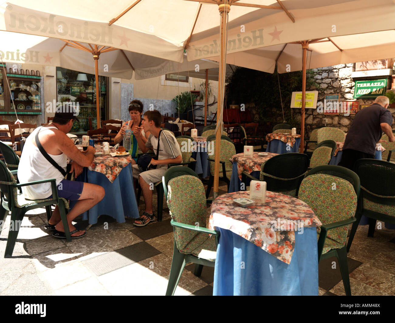 Taormina Sicilia Italia persone mangiare in Cafe Foto Stock