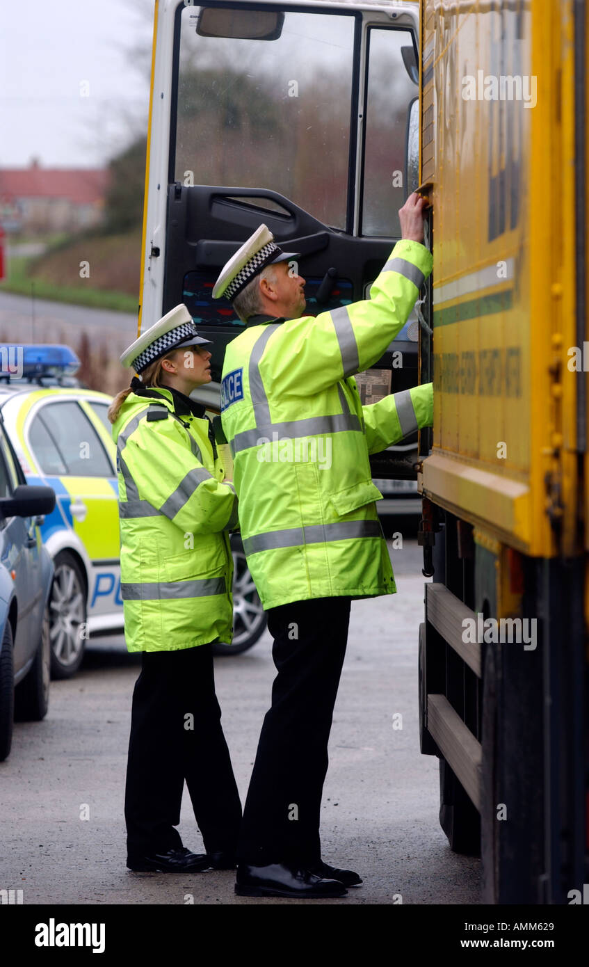 Polizia stradale di effettuare i controlli di arresto sui veicoli Foto Stock