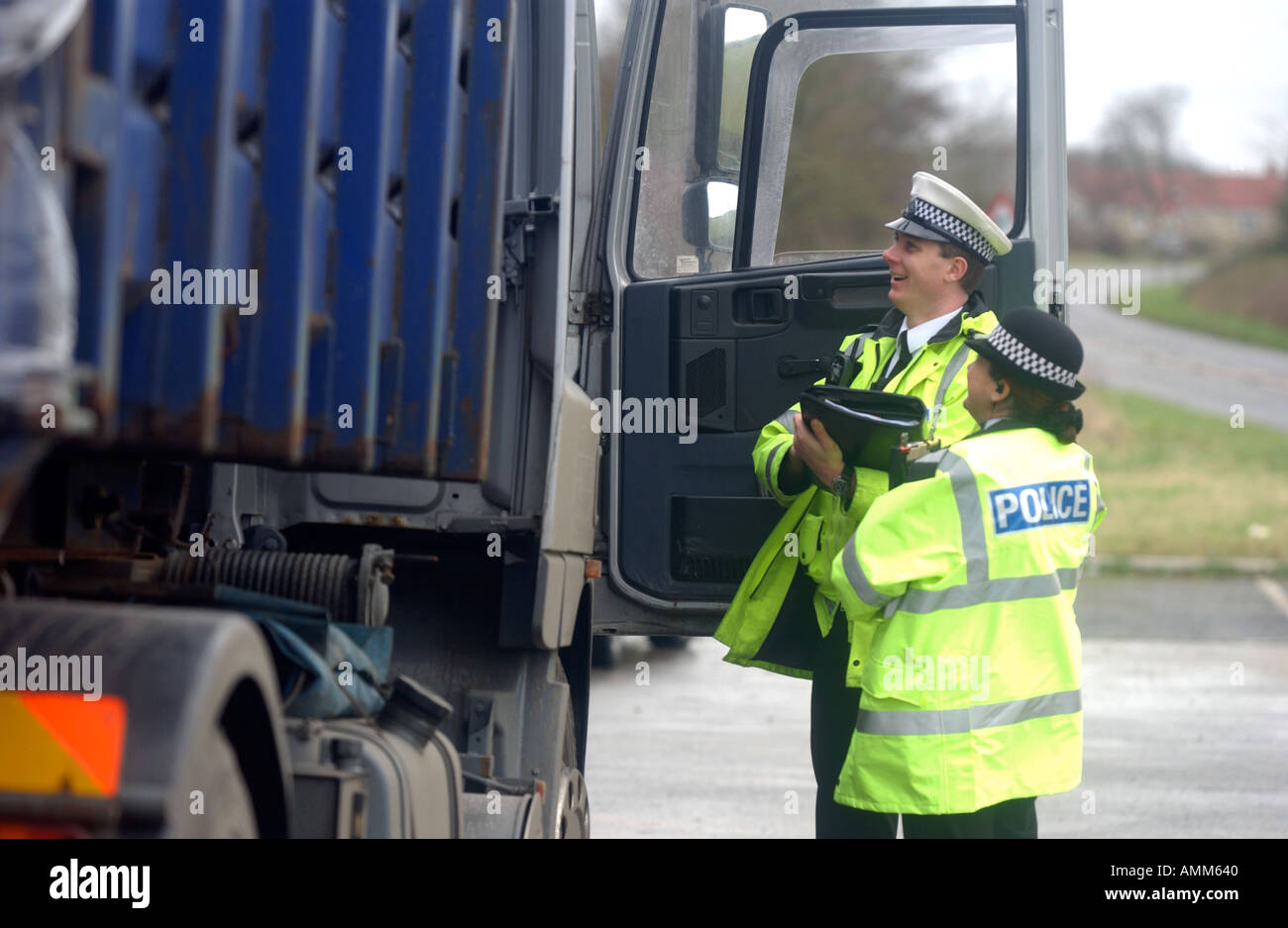 Polizia stradale di effettuare i controlli di arresto sui veicoli Foto Stock