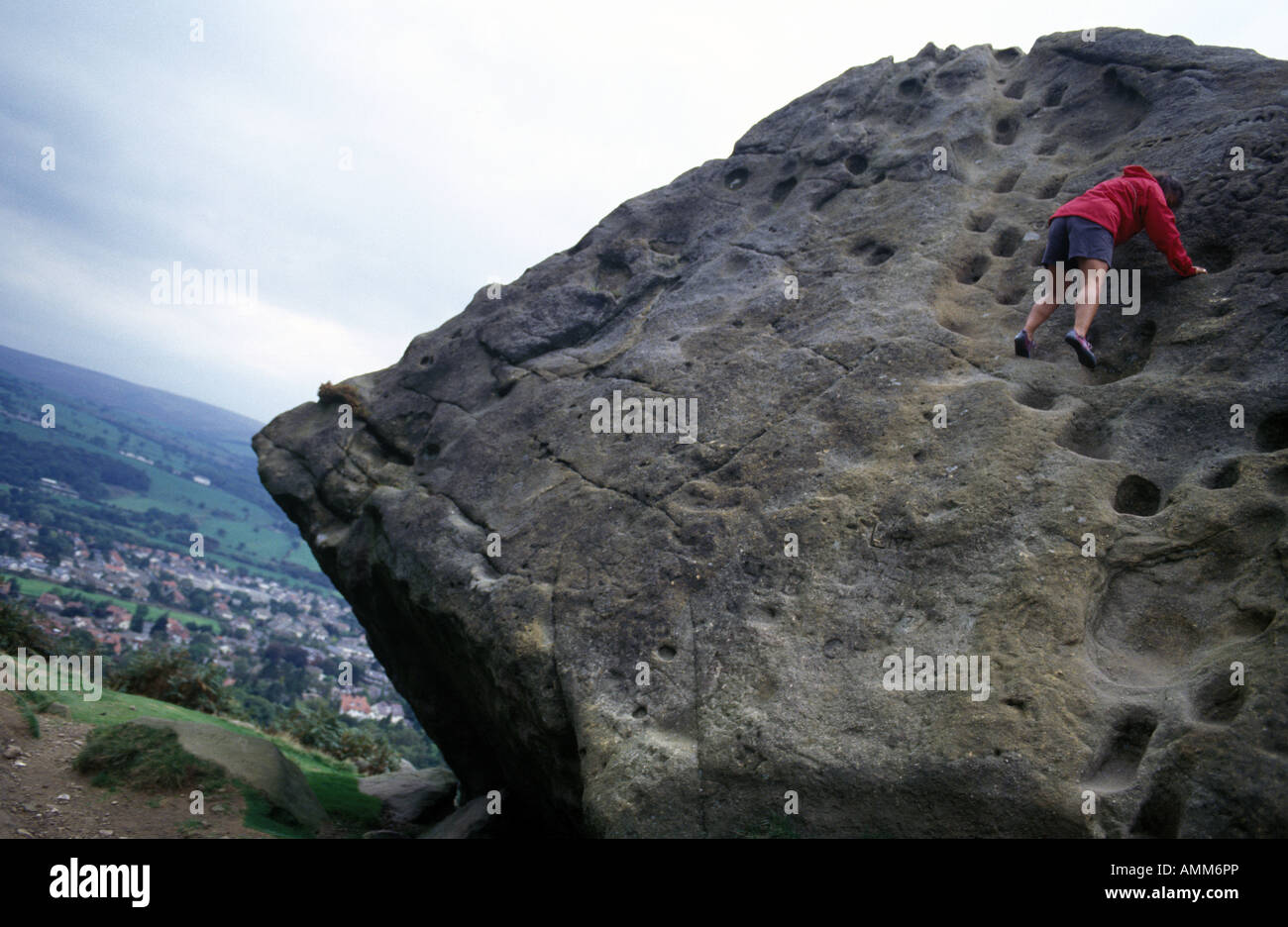 Rocciatore, mucca e rocce di vitello, Ilkley, West Yorkshire, Regno Unito Foto Stock
