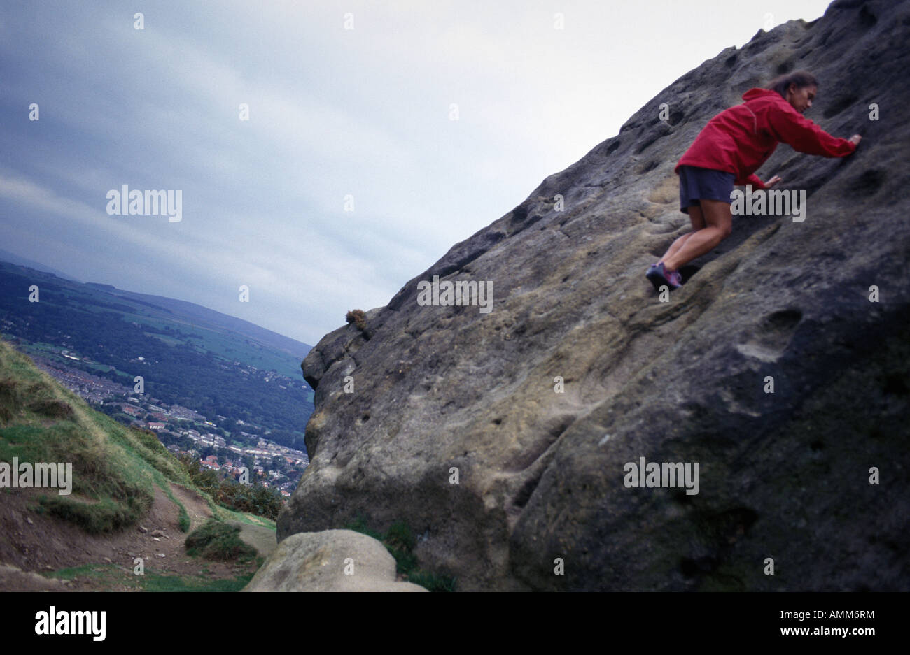 Rocciatore, mucca e rocce di vitello, Ilkley, West Yorkshire, Regno Unito Foto Stock