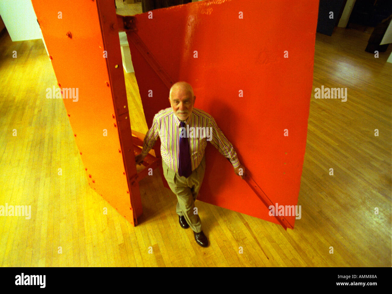 Anthony Caro il grande vecchio della British Sculpture sorge accanto al suo acciaio arancione capitale di scultura 1960 Foto Stock