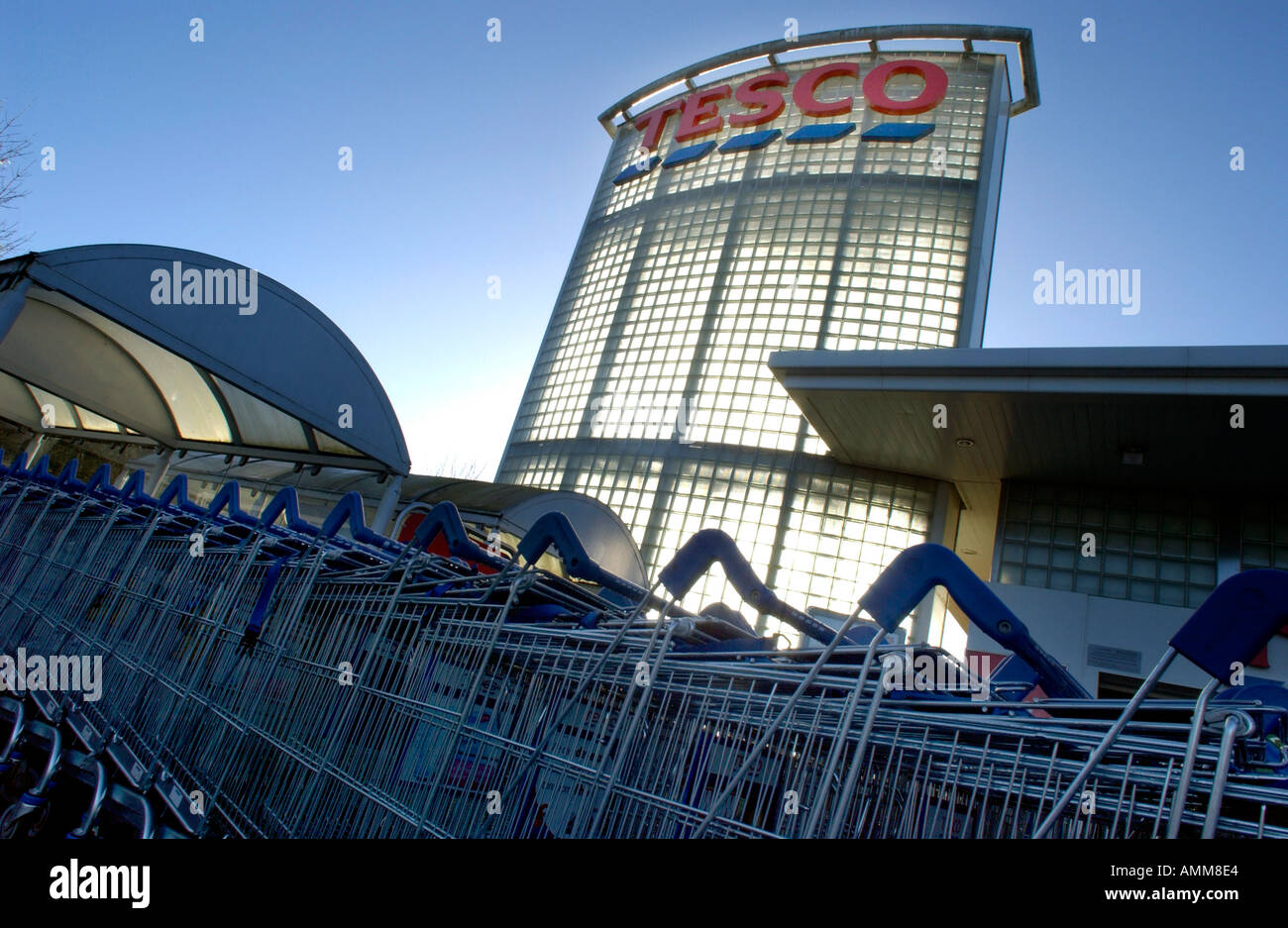 Tesco segno su un supermercato Tesco a Winchester, Hampshire REGNO UNITO Foto Stock Tesco segno su un supermercato Tesco a Winchester, Hampshire REGNO UNITO Foto Stock