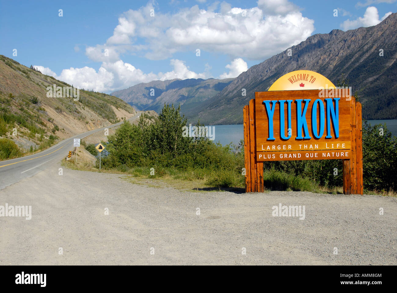 Benvenuti in Yukon Territory segno di confine marcatore YT Canada al confine della British Columbia lungo il sud Klondike Highway Foto Stock