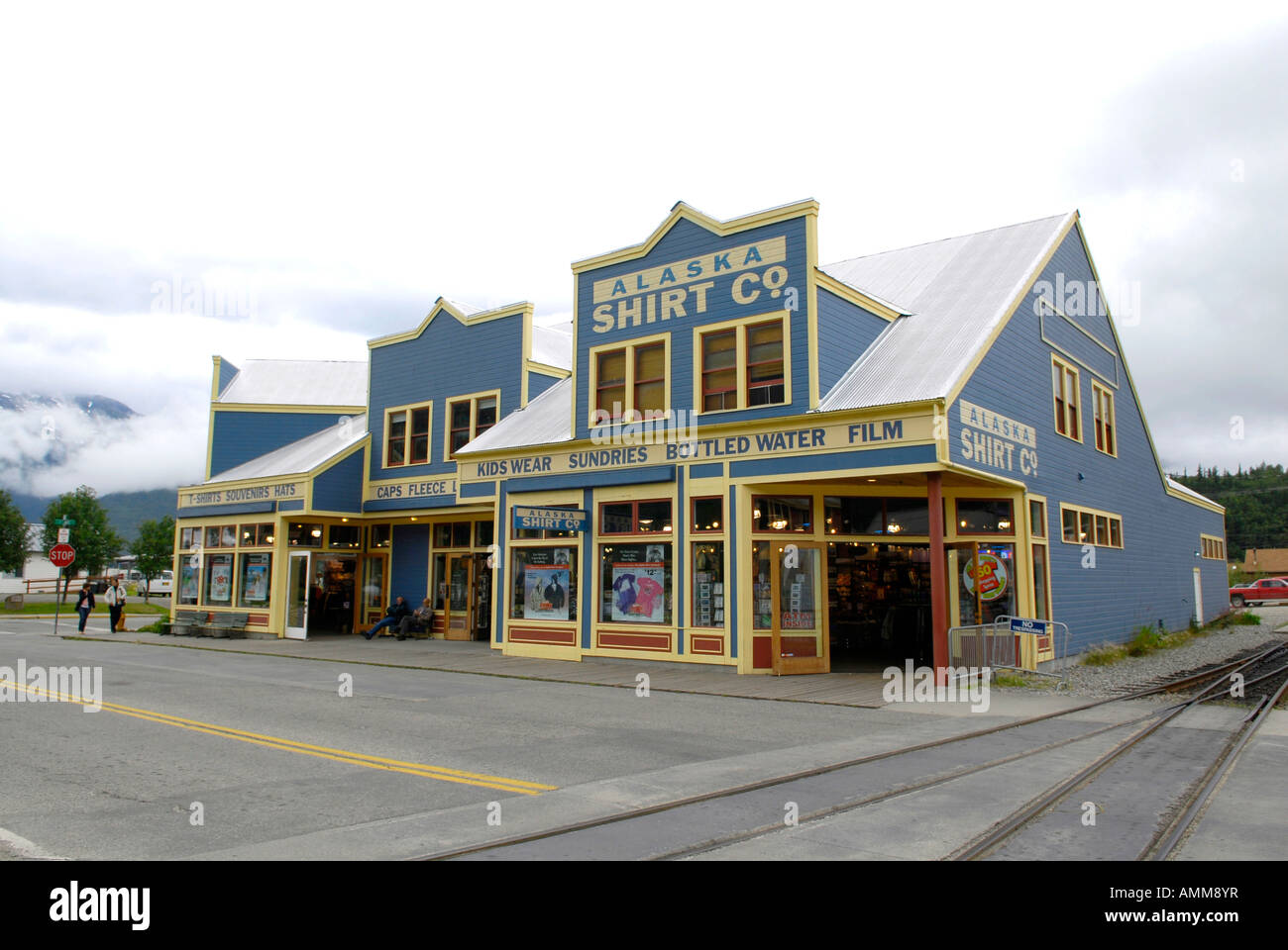 I magazzini e i negozi in Skagway AK Alaska degli Stati Uniti Stati Uniti all'interno del passaggio per vacanza shoppers turisti turismo Foto Stock