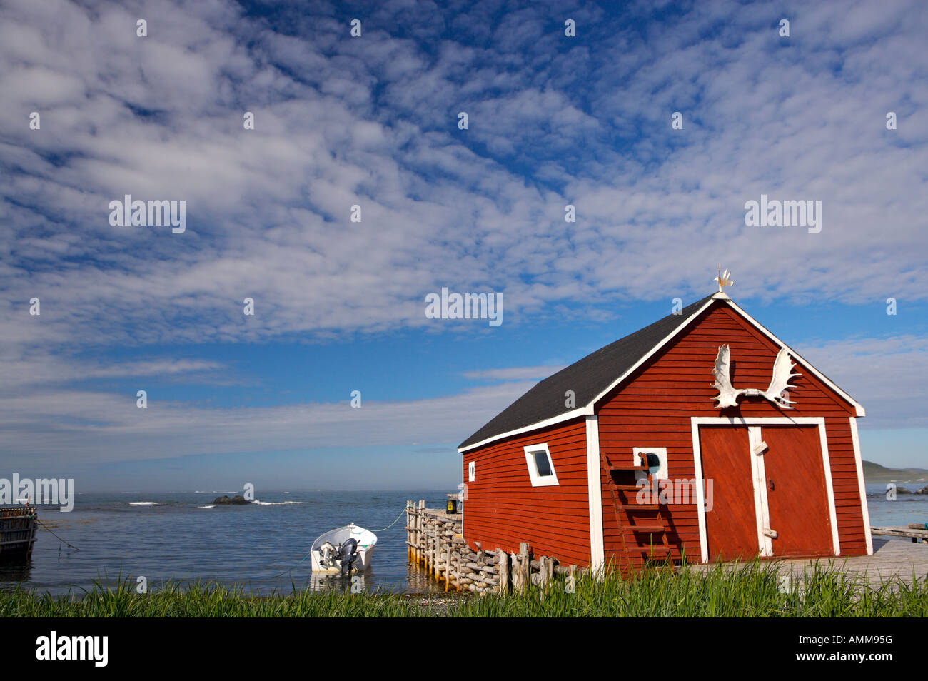 Un rosso stadio di pesca nella città di L'Anse aux Meadows, penisola settentrionale, Viking Trail,Terranova Labrador, Canada. Foto Stock
