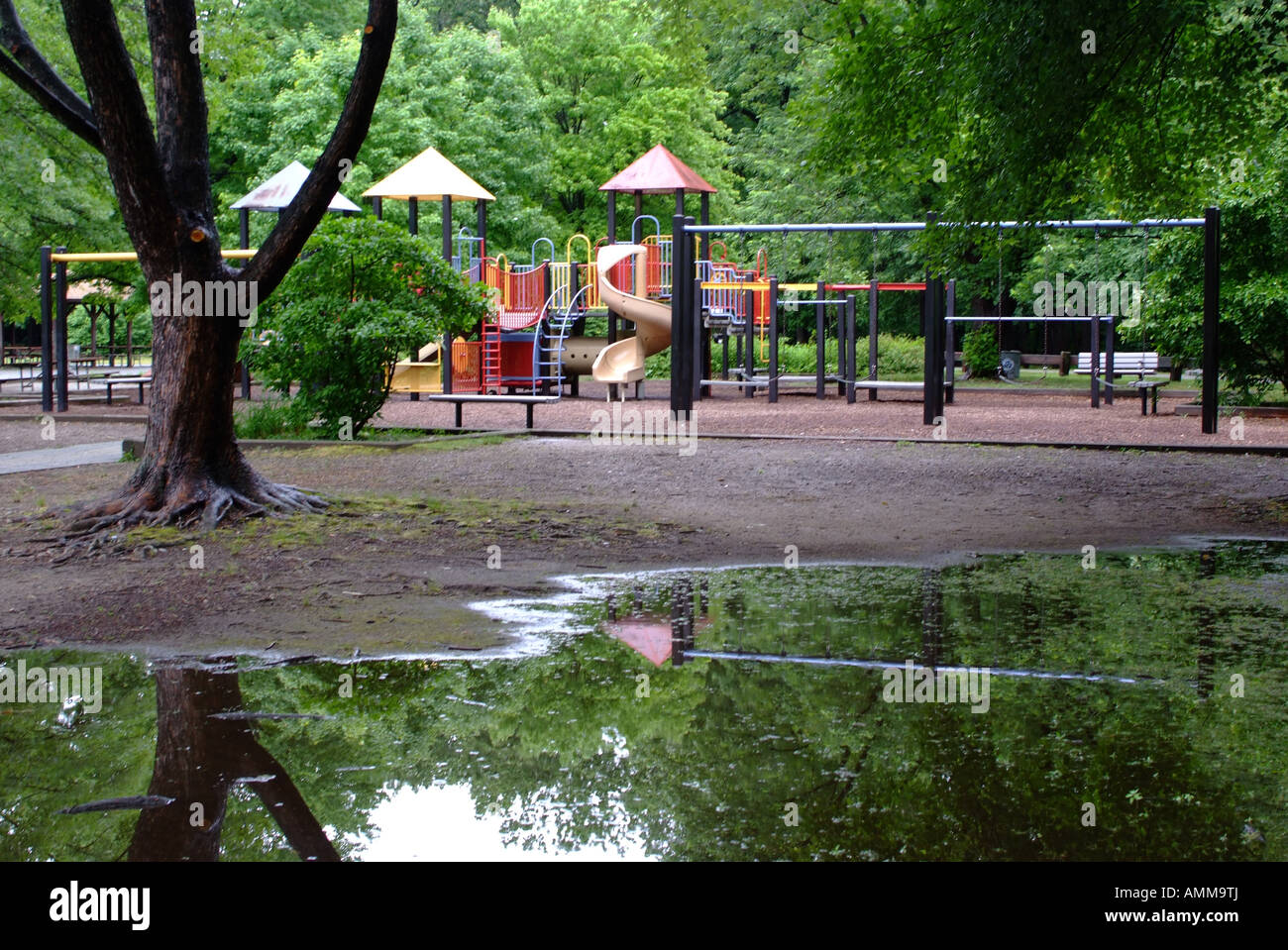 Un area gioco per bambini con struttura ad albero che riflette in acqua in Saddle River Park Glen Rock New Jersey Stati Uniti America STATI UNITI D'AMERICA Foto Stock