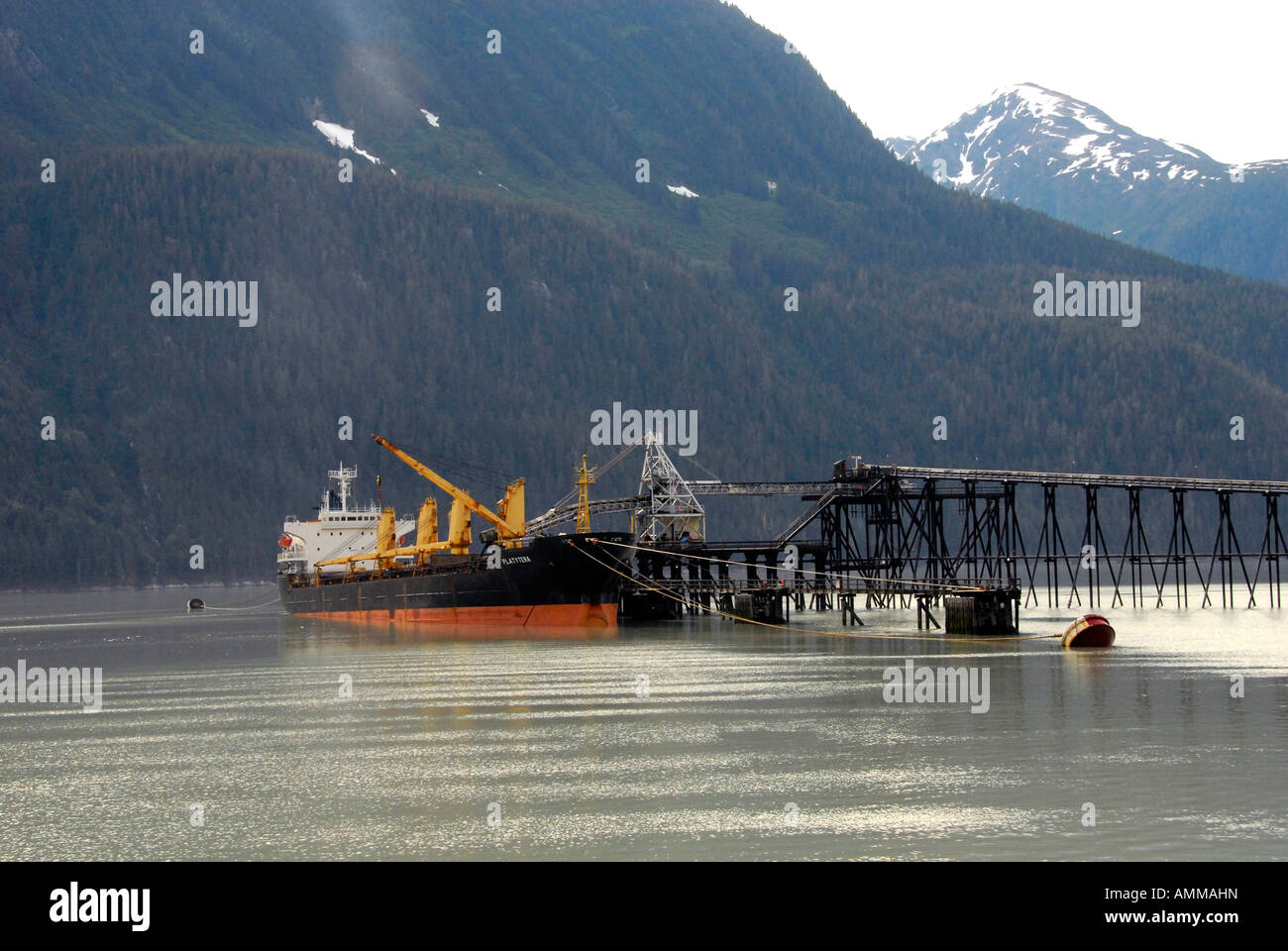 Nave in Portland Canal Stewart British Columbia BC Canada legname di caricamento Foto Stock