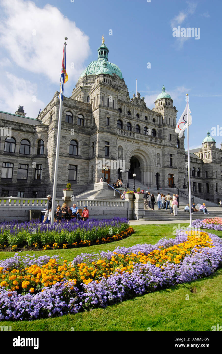 Giardini di fiori gli edifici del Parlamento europeo all'Assemblea Legislativa Victoria British Columbia BC Canada architetto Francesco Rattenbury Foto Stock