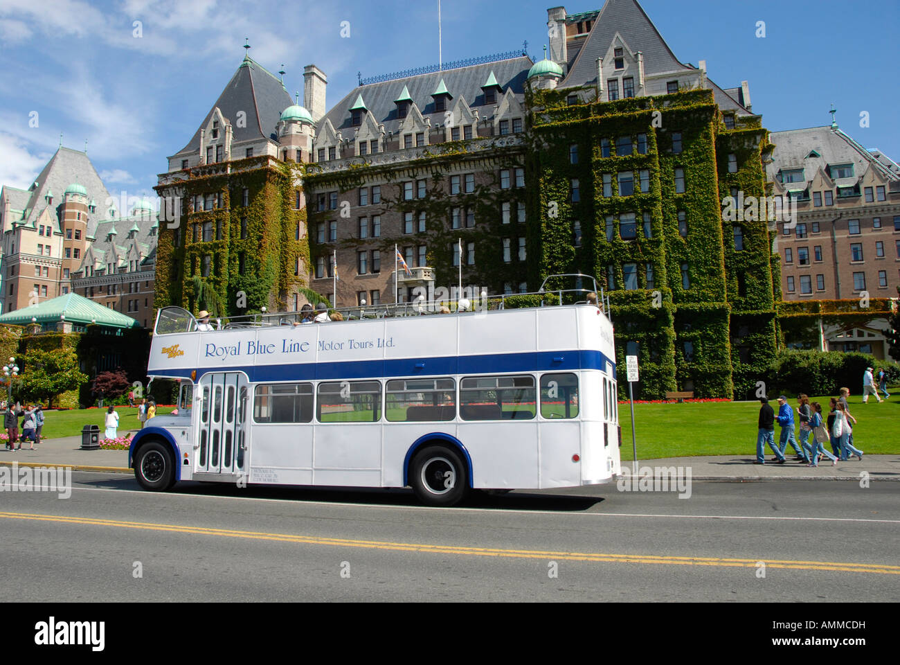 Tour Bus Bus Bus davanti del Fairmont Empress Hotel Victoria British Columbia BC Canada motel lodge alloggi travel v Foto Stock