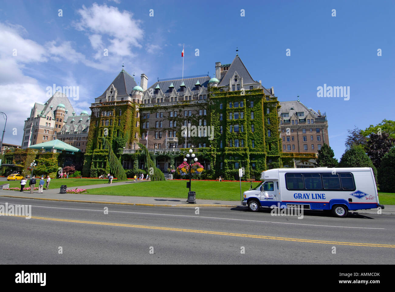 Tour Bus Bus Bus davanti del Fairmont Empress Hotel Victoria British Columbia BC Canada motel lodge alloggi travel v Foto Stock