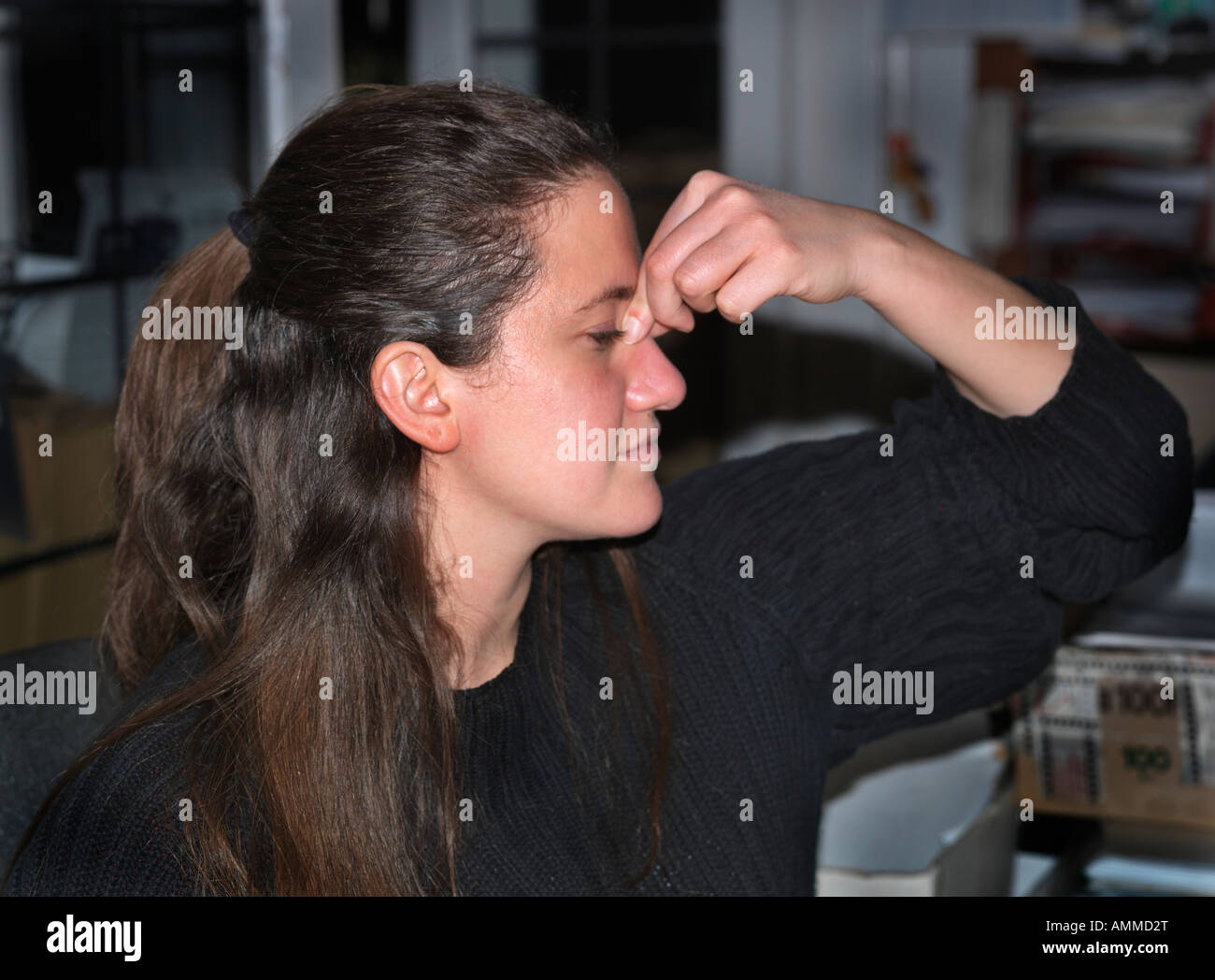 Donna che mantiene ponte del naso Foto Stock