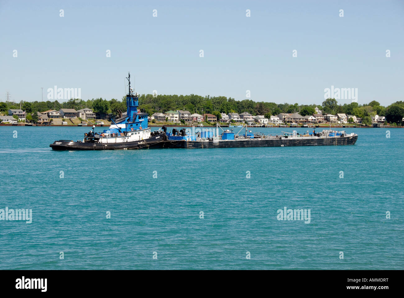 Rimorchiatore chiatta spinta sulla St Clair River a Marysville Michigan Foto Stock