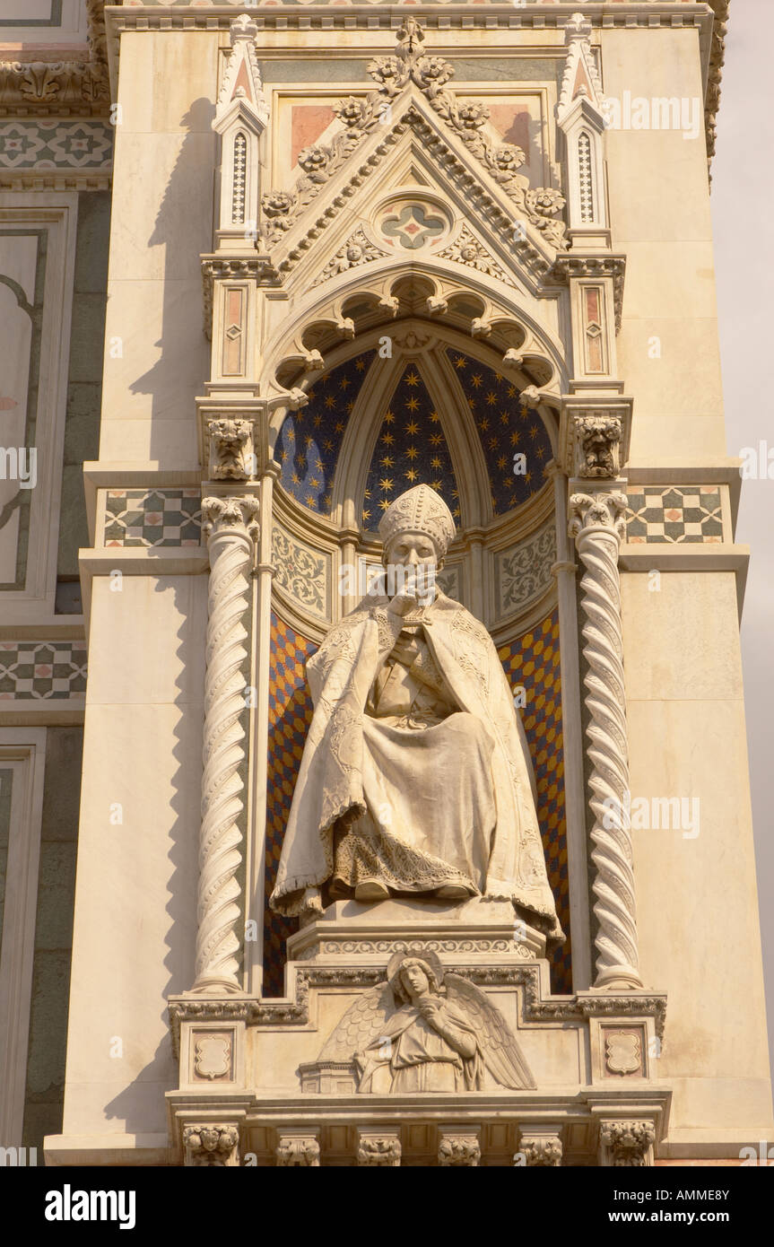 In prossimità delle sculture in pietra sulla facciata del Duomo di Firenze (Cattedrale di Santa Maria del Fiore , Firenze Italia Foto Stock