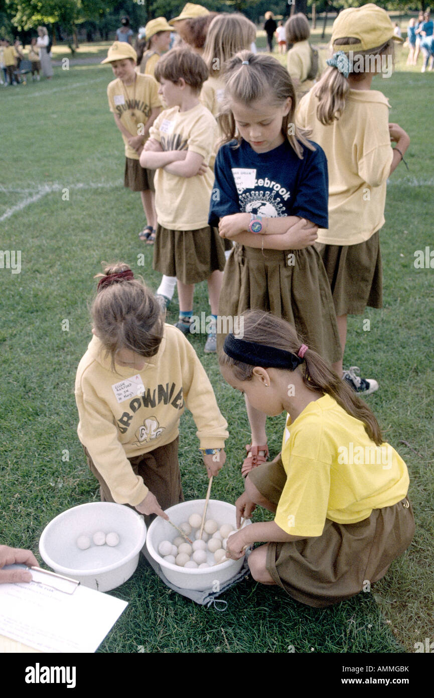 Gruppo di coccinelle in uniforme facendo un'attività di coordinamento e di destrezza Foto Stock