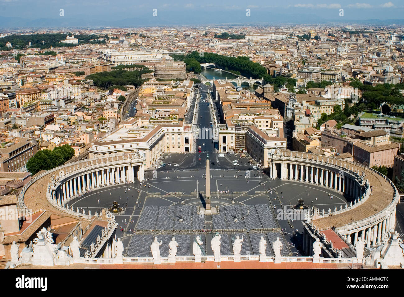 Vista di Roma dalla cupola della Basilica di San Pietro. Piazza San Pietro e Città del Vaticano Foto Stock