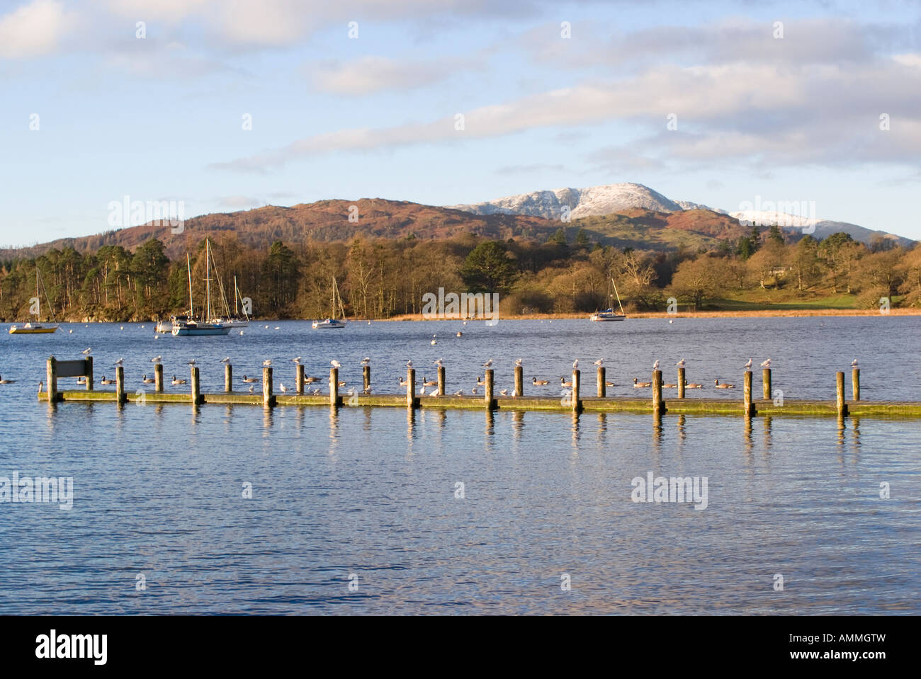 Dal molo di Waterhead Hotel Ambleside Lago di Windermere con il nero è sceso cosparso con Snow Lake District Cumbria Inghilterra England Regno Unito Foto Stock