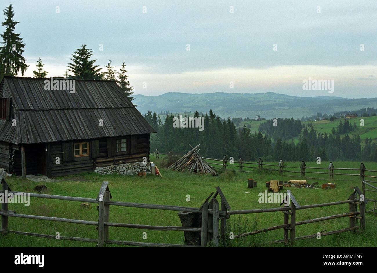Una vecchia capanna in legno nelle montagne Tatra, Bukowina Tatrzanska, Polonia Foto Stock