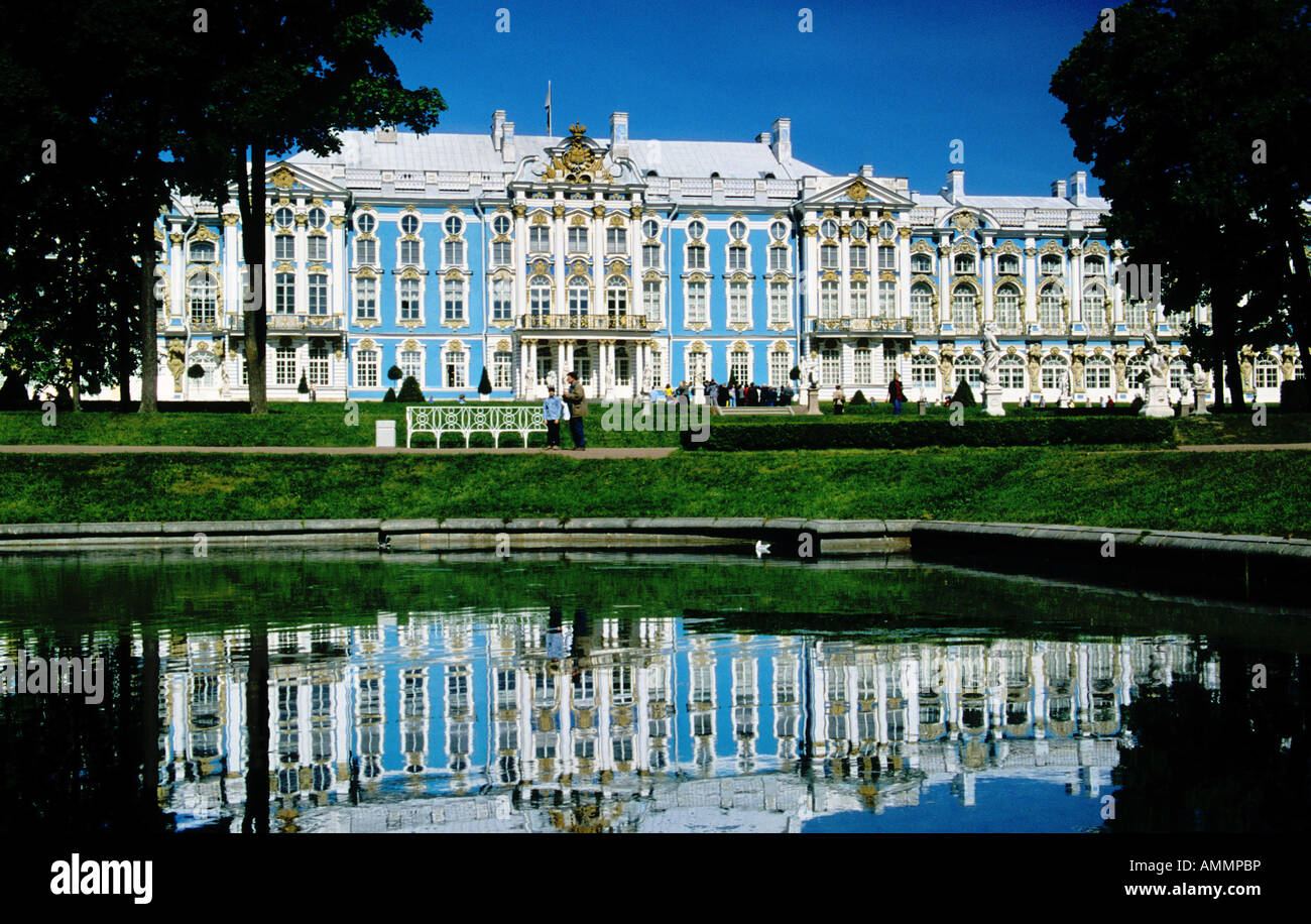 Il Palazzo di Caterina e giardini ornamentali vicino a San Pietroburgo Russia Federazione russa Foto Stock