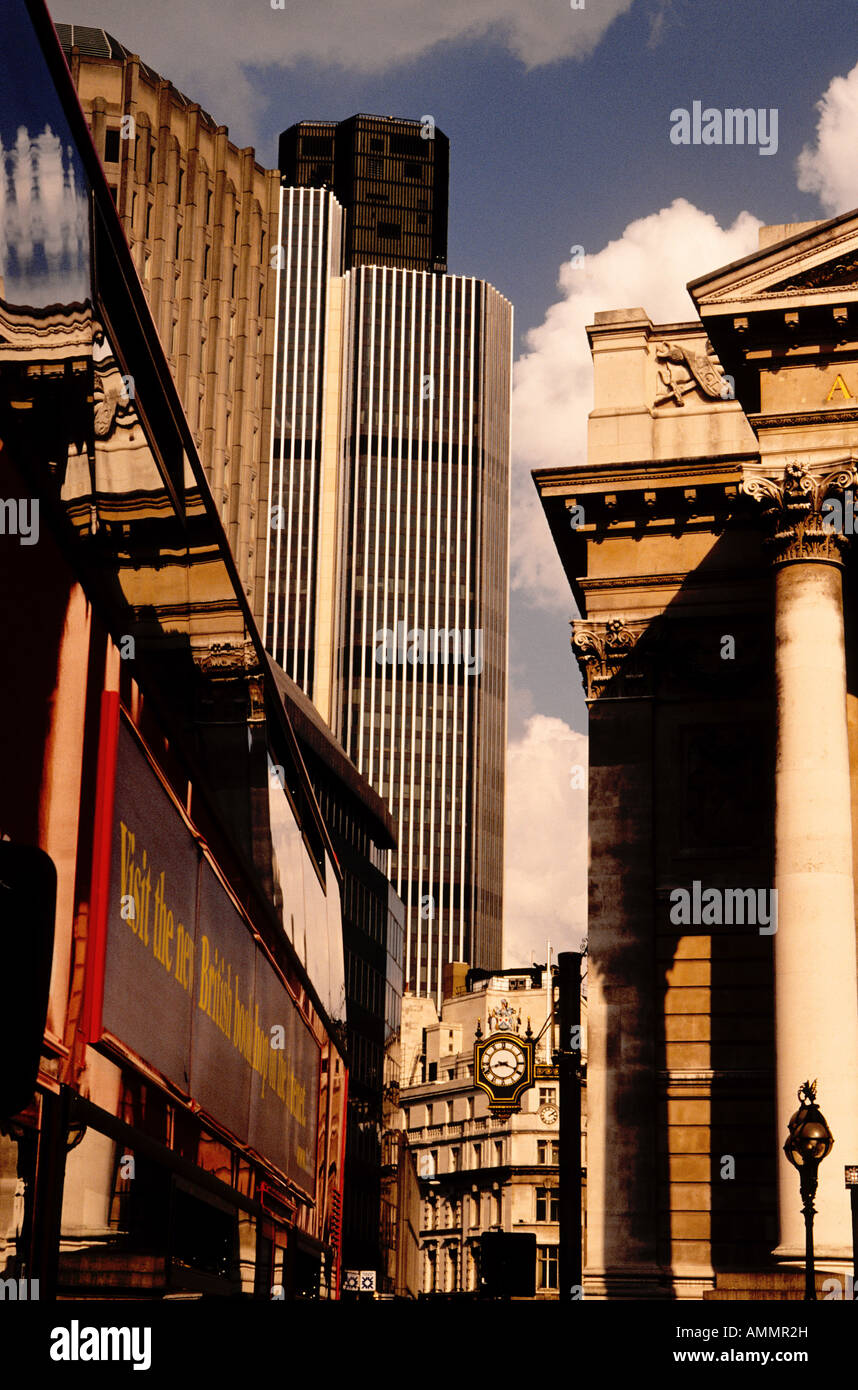 Una strada nella città di Londra con torre 42 e ex royal exchange Foto Stock