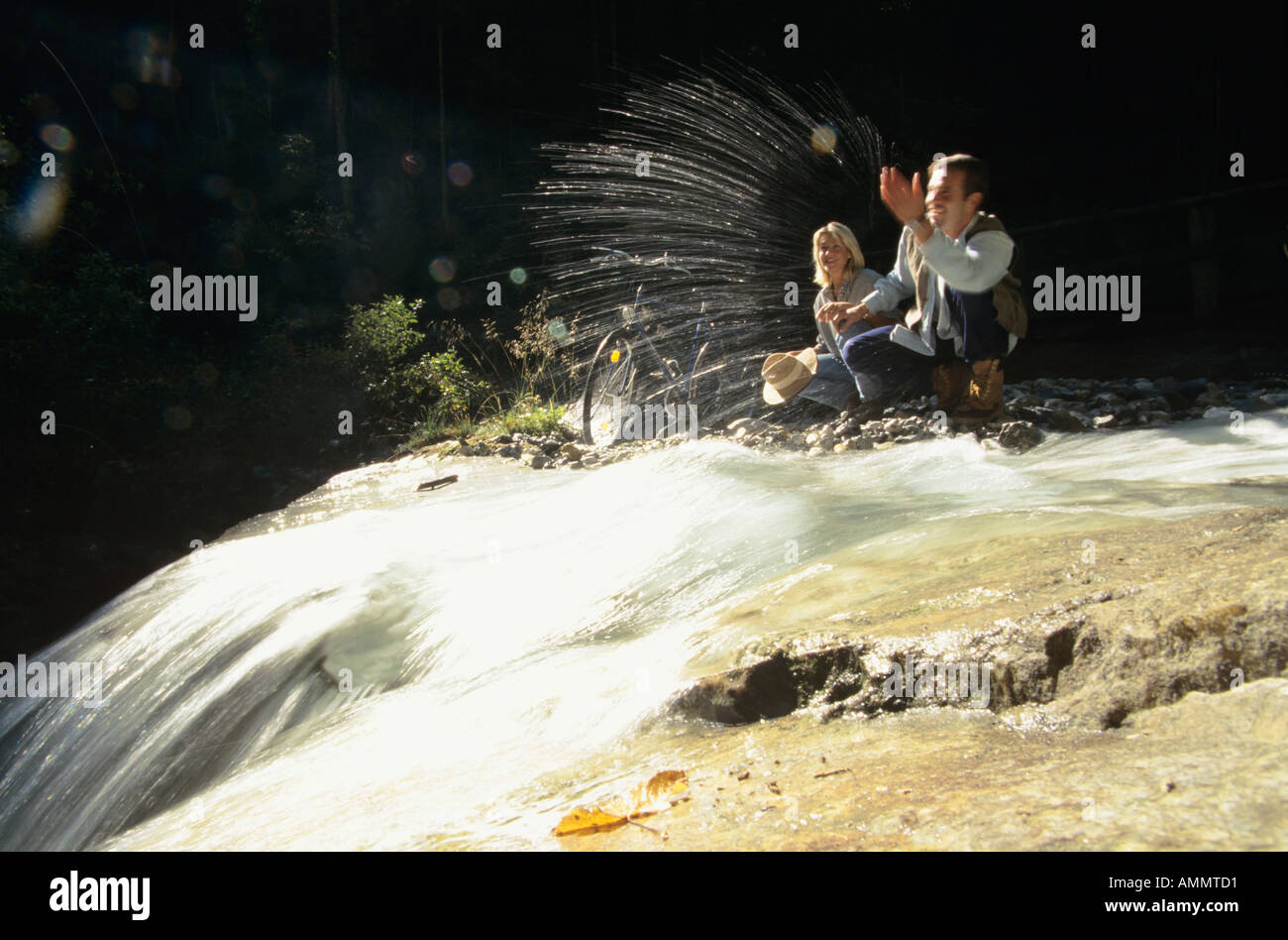 Coppia avente una rottura in corrispondenza di una cascata Foto Stock