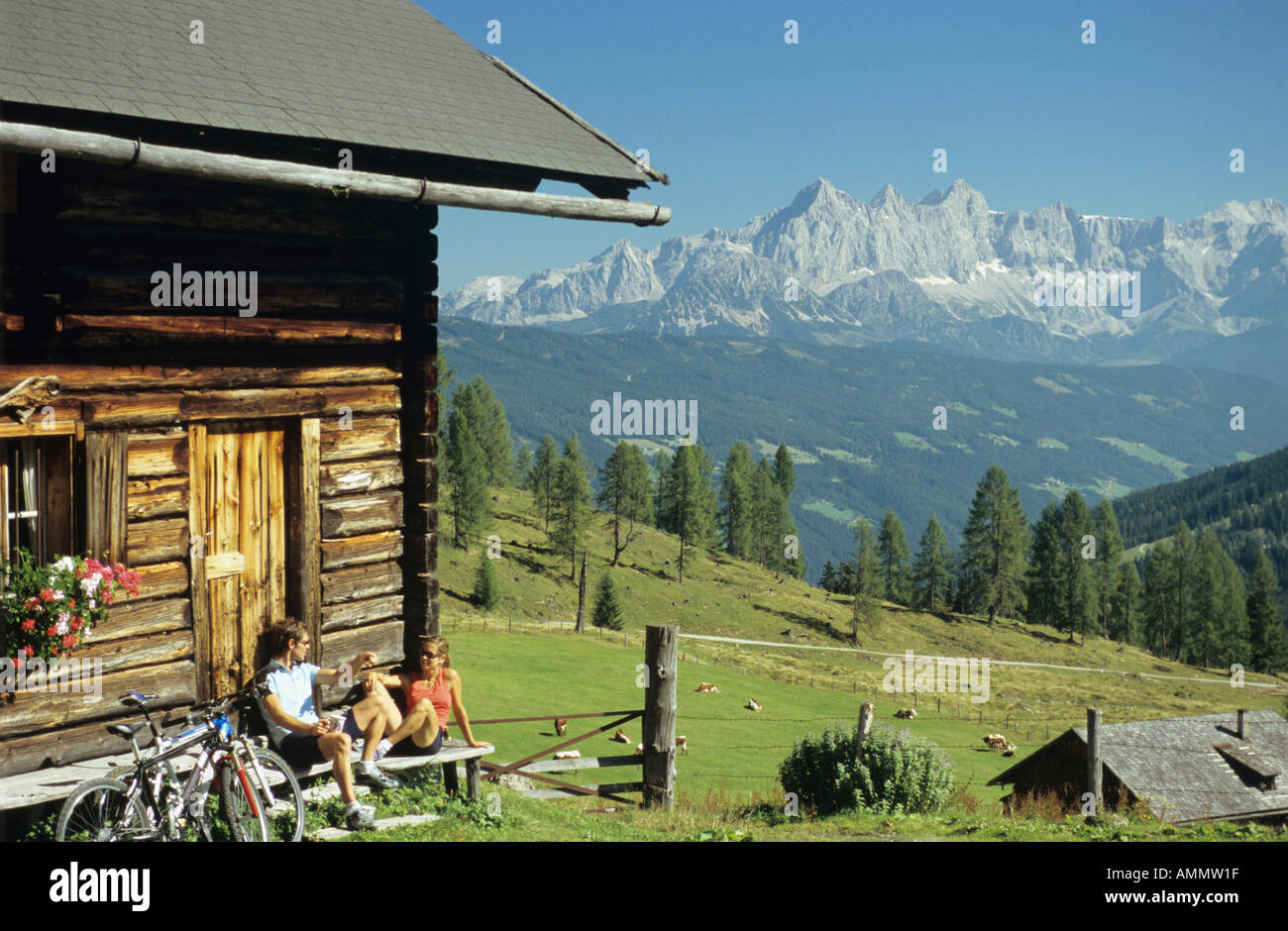 Matura in appoggio sul banco da montagne Foto Stock