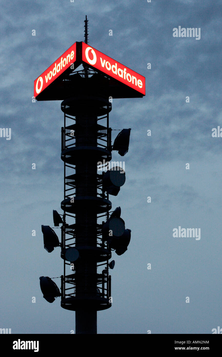 Un Vodafone torre di radiodiffusione di sera Foto Stock
