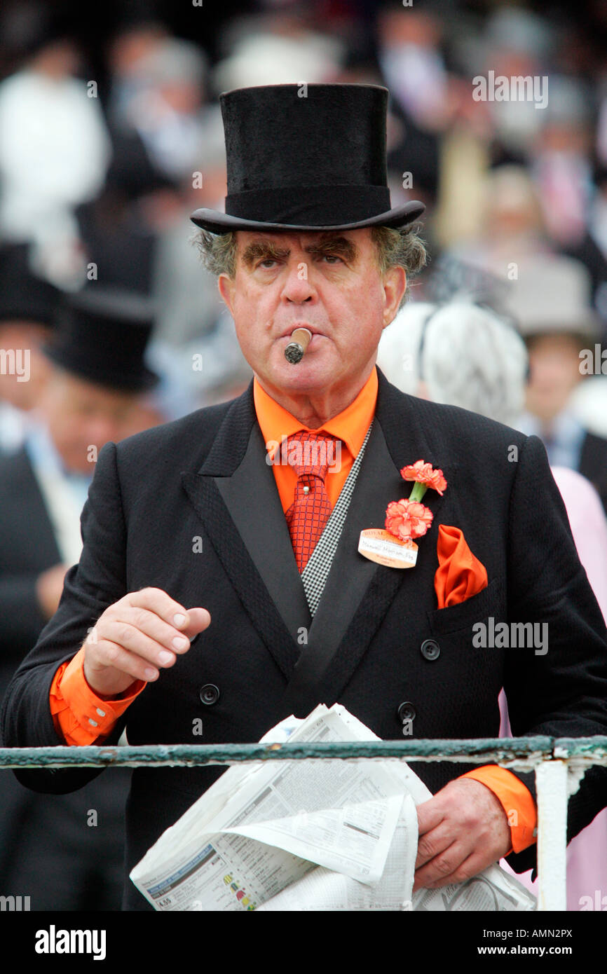 Uomo di fumare un sigaro a Royal Ascot cavallo di razza, York, Gran Bretagna Foto Stock