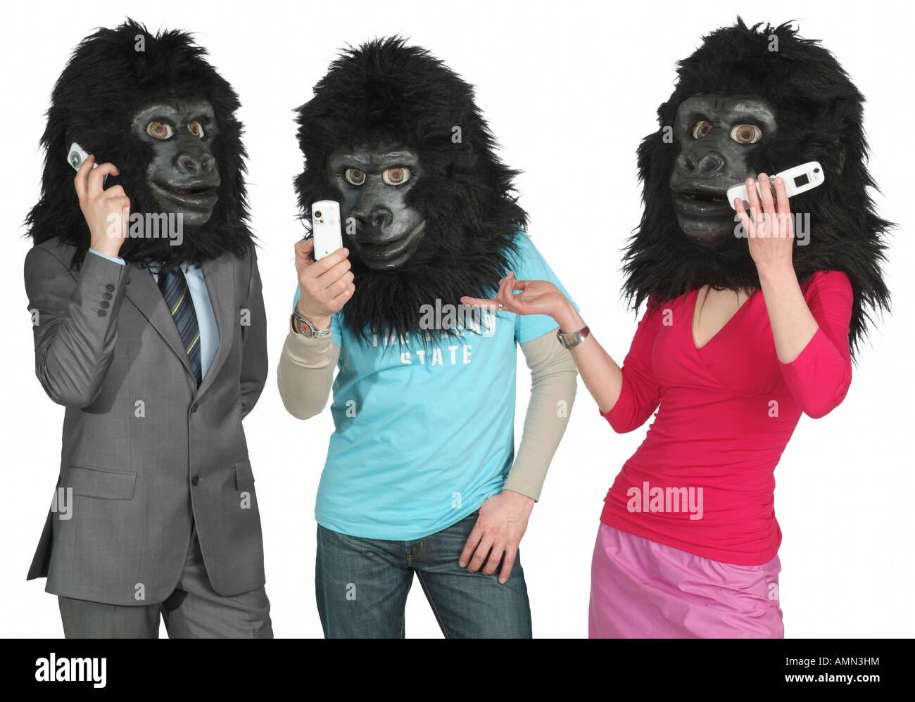 Persone con telefoni cellulari indossando capi di gorilla di costumi Foto Stock