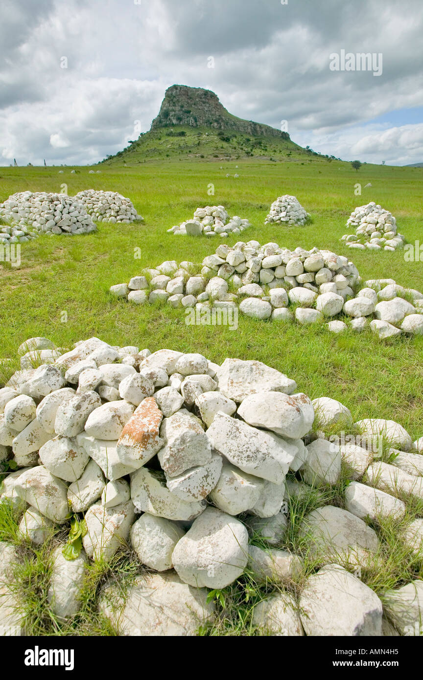 Sandlwana hill o Sphinx con soldati di tombe in primo piano la scena della Anglo Zulu sito battaglia di gennaio 22 1879 L Foto Stock