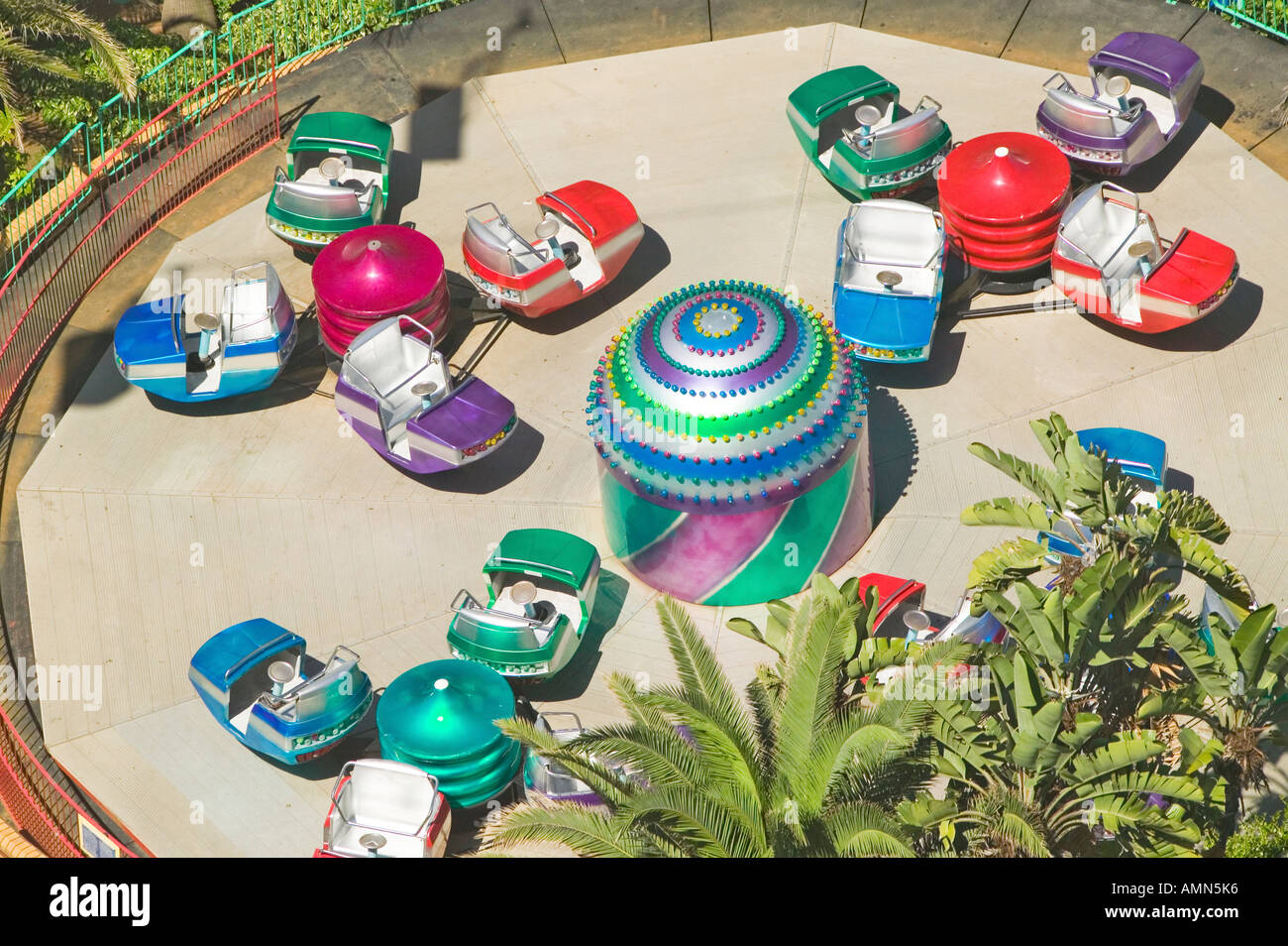 Vista in elevazione delle colorate di carnevale corse in auto a Durban in Sud Africa Foto Stock