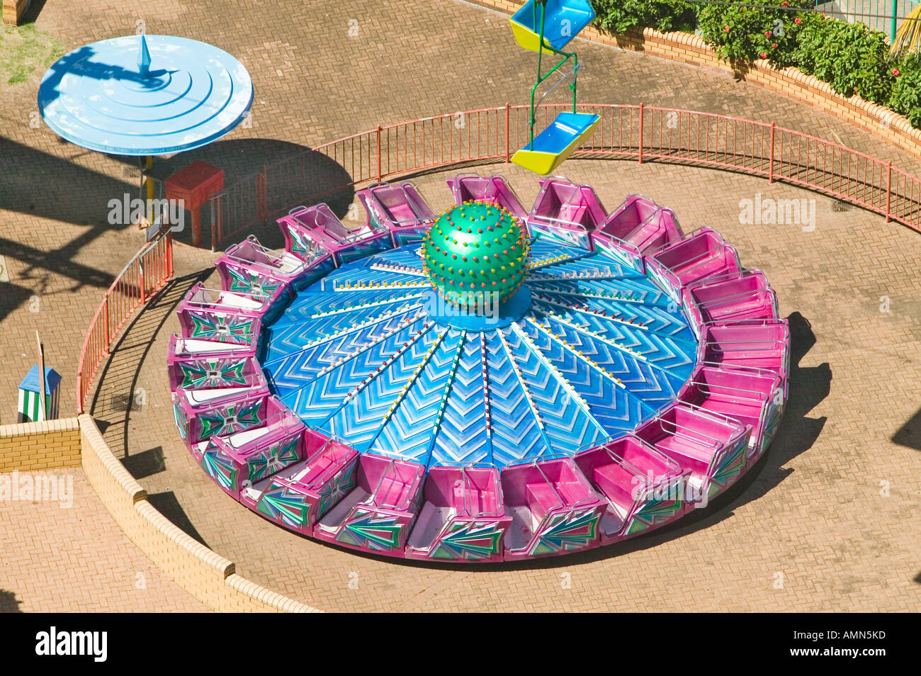 Vista in elevazione delle colorate di carnevale corse in auto a Durban in Sud Africa Foto Stock