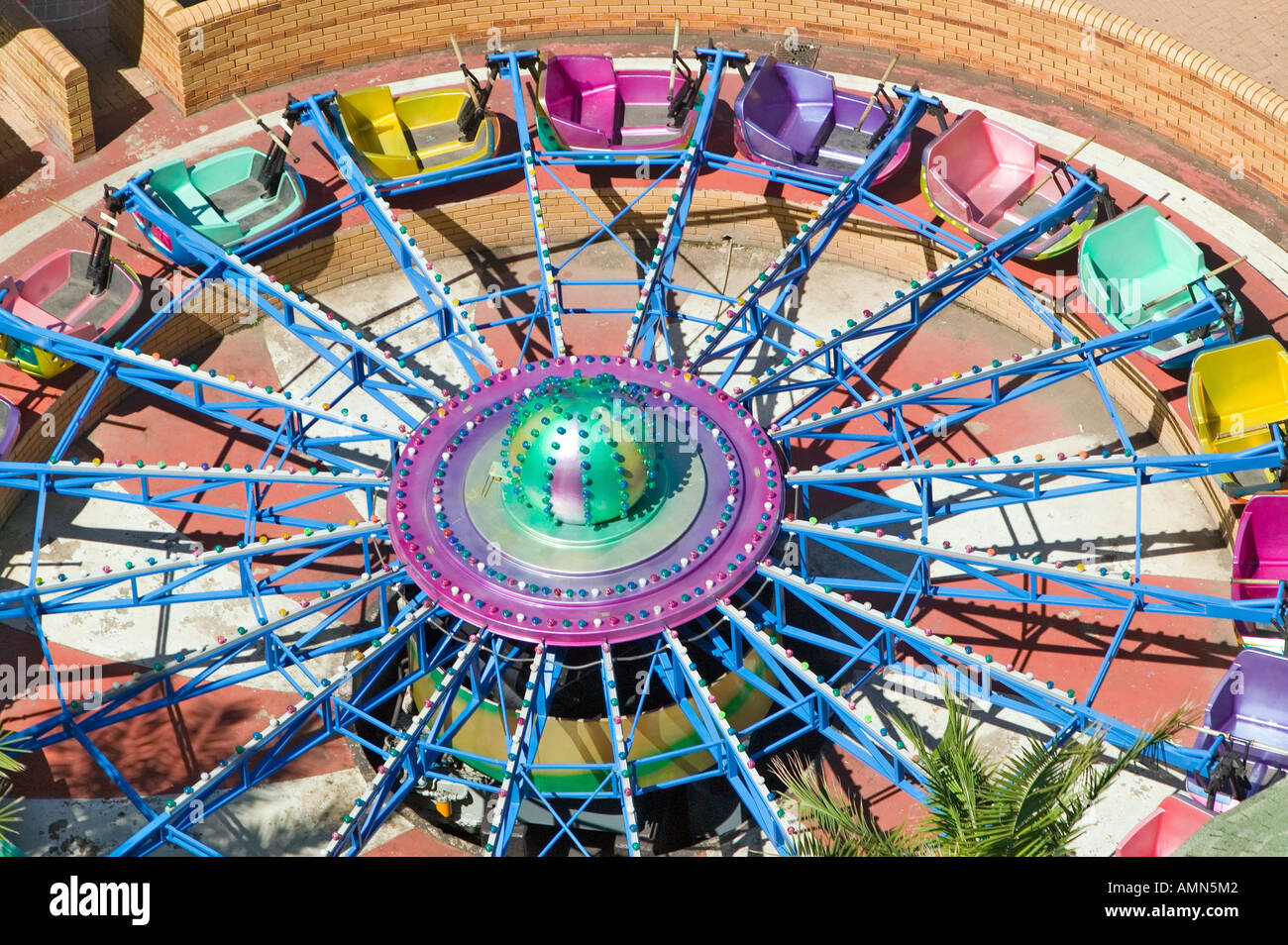 Vista in elevazione delle colorate di carnevale corse in auto a Durban in Sud Africa Foto Stock