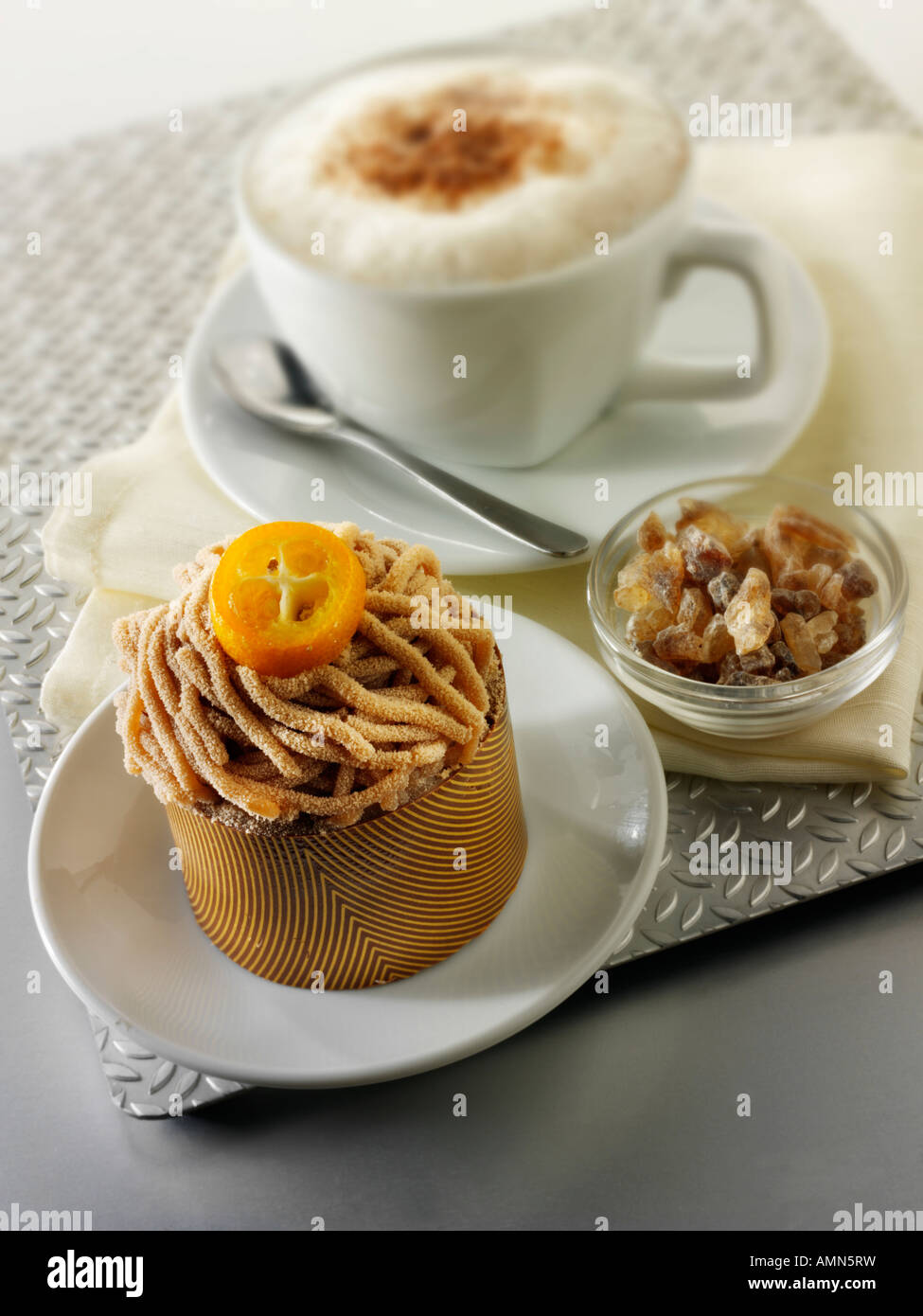 Il Cappuccino il caffè e la Torta di castagne. Uno sfondo morbido Foto Stock