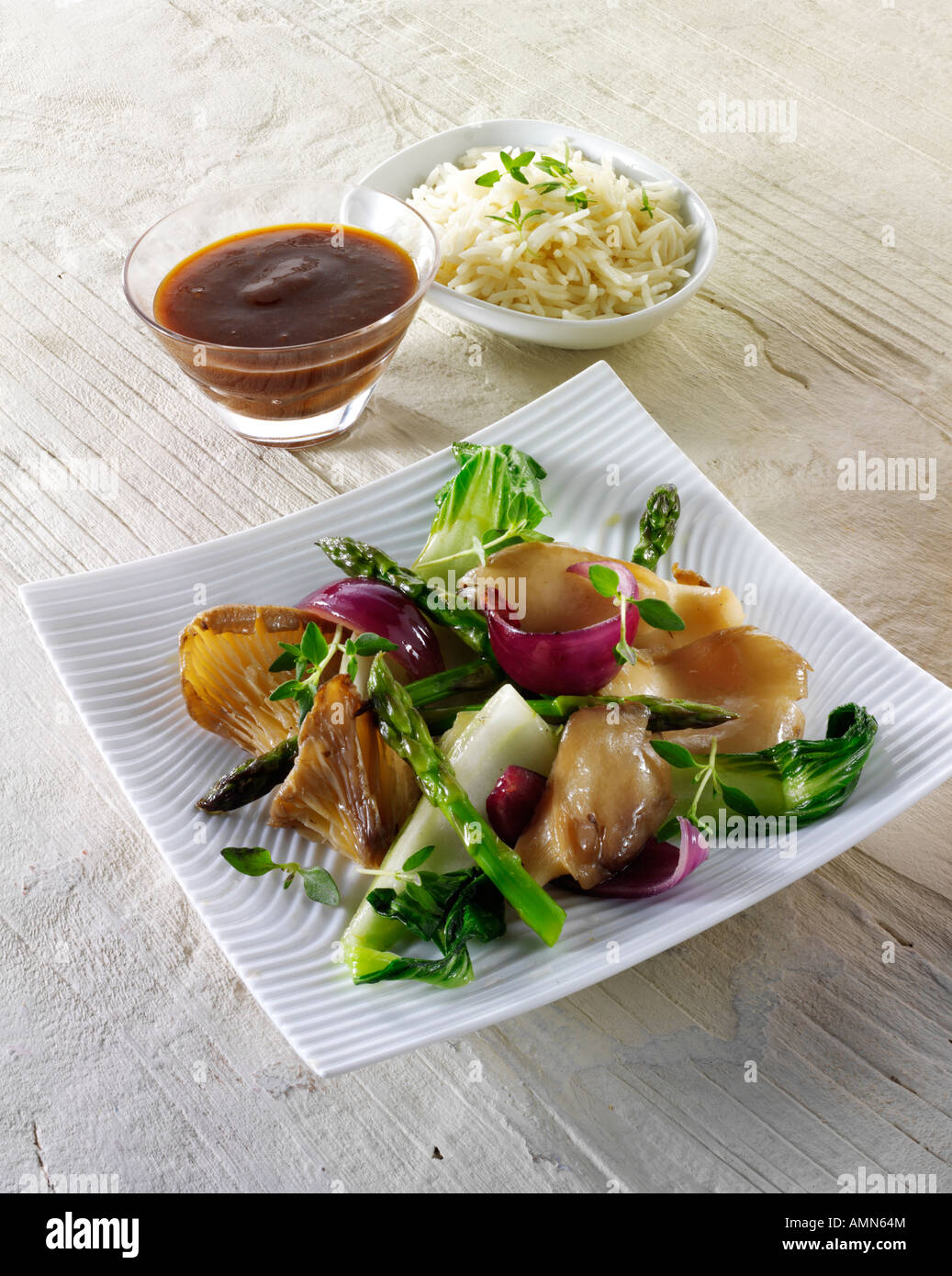 Vegetariano orientale stir fry di verdure pak choi asparagi salsa hoisin Foto Stock