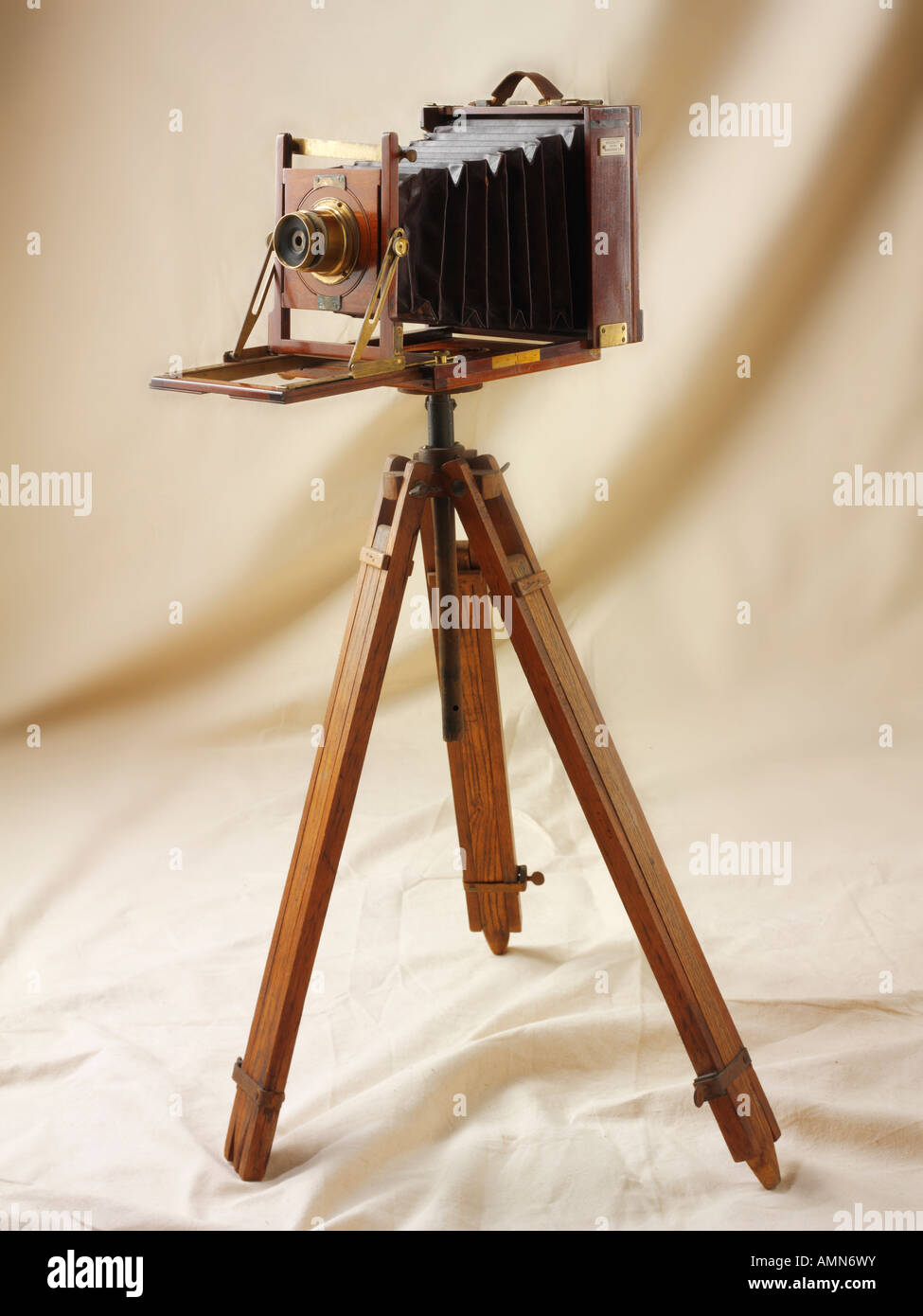 Bilclife Metà piastra vista in legno fotocamera su un treppiede di legno Foto Stock
