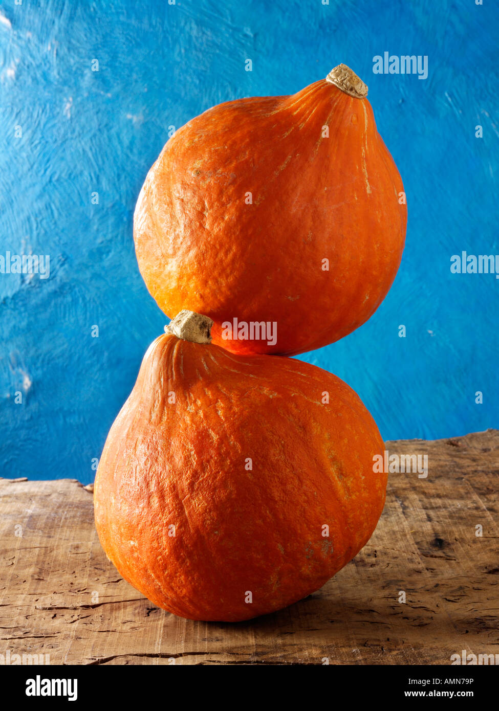 Close up di tutta la Cucurbita Lakota o antiche squash, su uno sfondo di legno Foto Stock