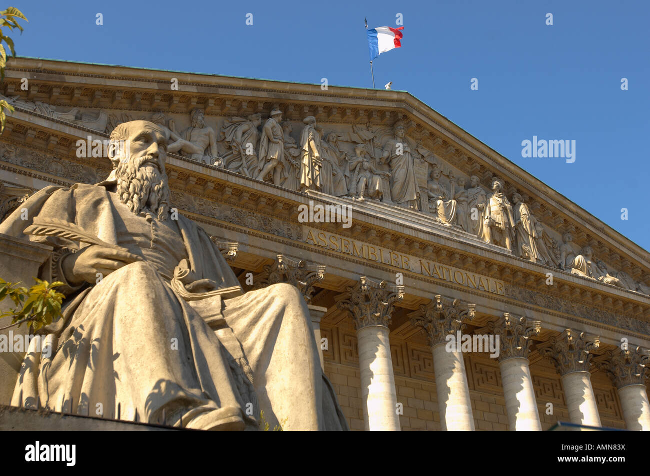 Parigi Francia. Assemblea nazionale edificio con statue Foto Stock