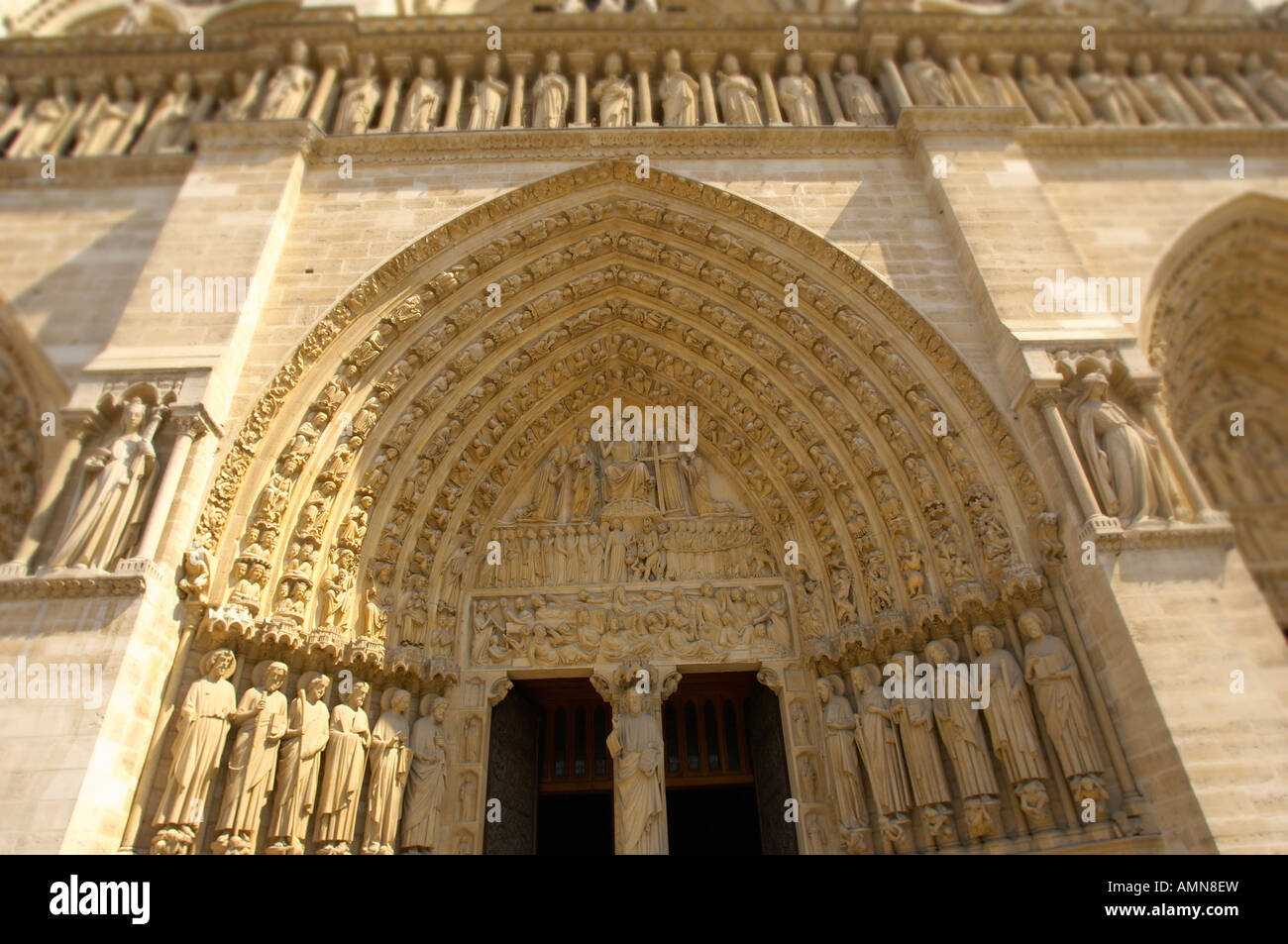 Architettura gotica della facciata della Cattedrale di Notre Dame, Parigi Foto Stock