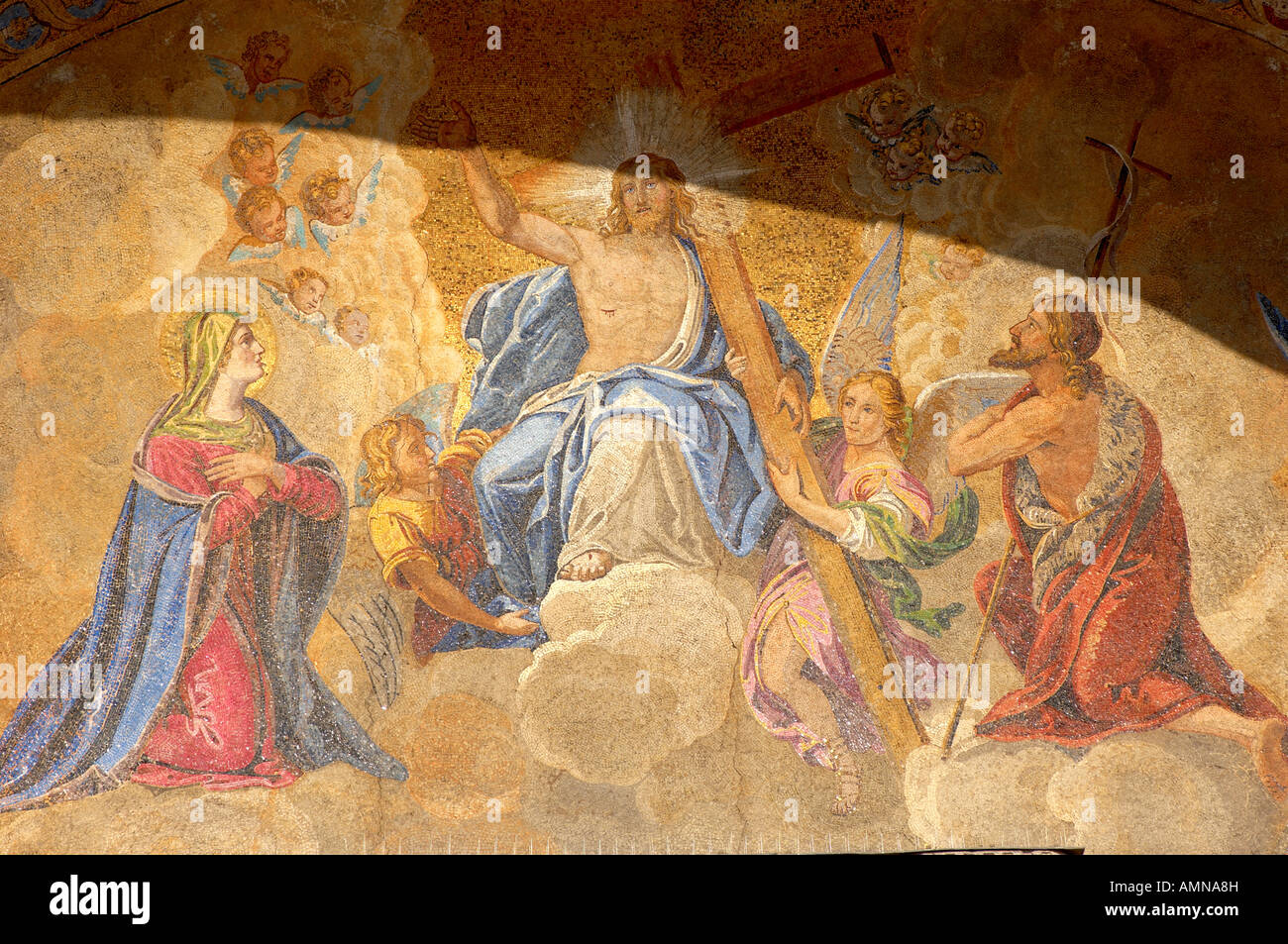 Venezia, Italia. San Marco ( Basilica di San Marco). Il frontale riccamente ornate con mosaici. L Ascensione di Cristo Foto Stock