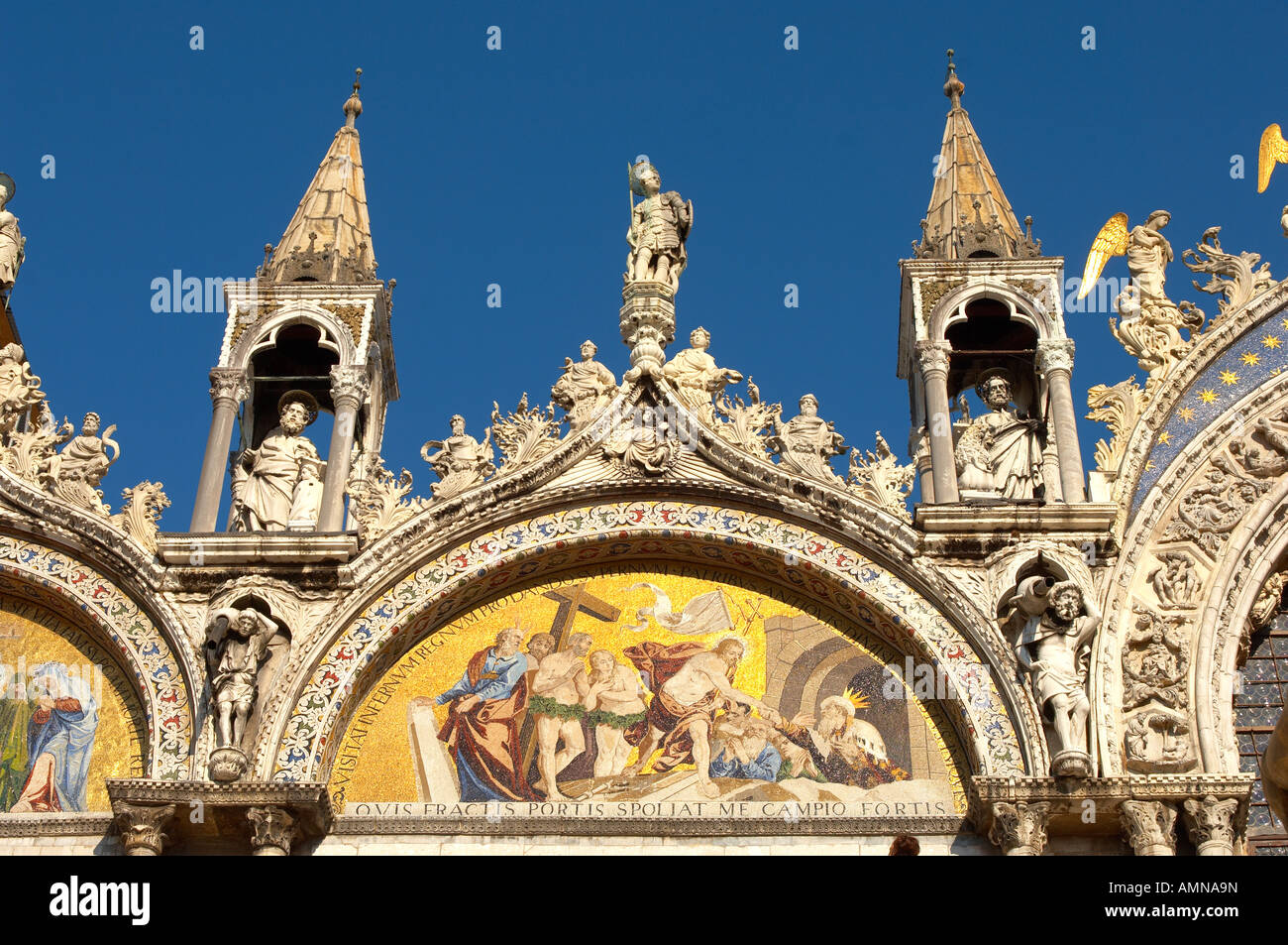 Venezia, Italia. San Marco ( Basilica di San Marco). Il frontale riccamente ornati di statue e mosaici. Foto Stock