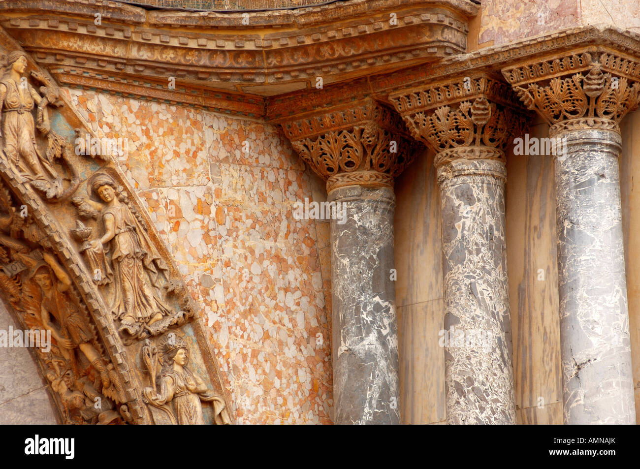 Venezia, Italia. Dettagliato intaglio e colonna di marmo sulla facciata di San Marco la Basilica. Foto Stock