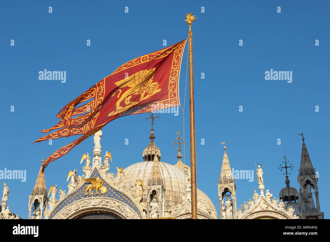 Venezia, Italia bandiera veneziana volando sopra di San Marco la Basilica. Foto Stock