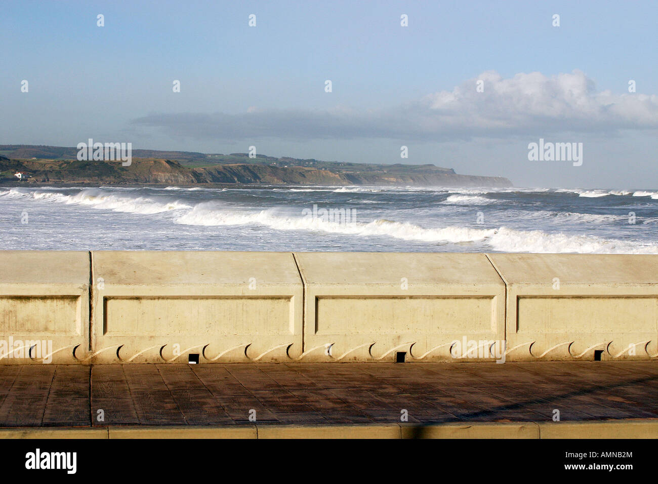 Calcestruzzo nuovo mare sulla parete Scarborough Marine Drive. Foto Stock