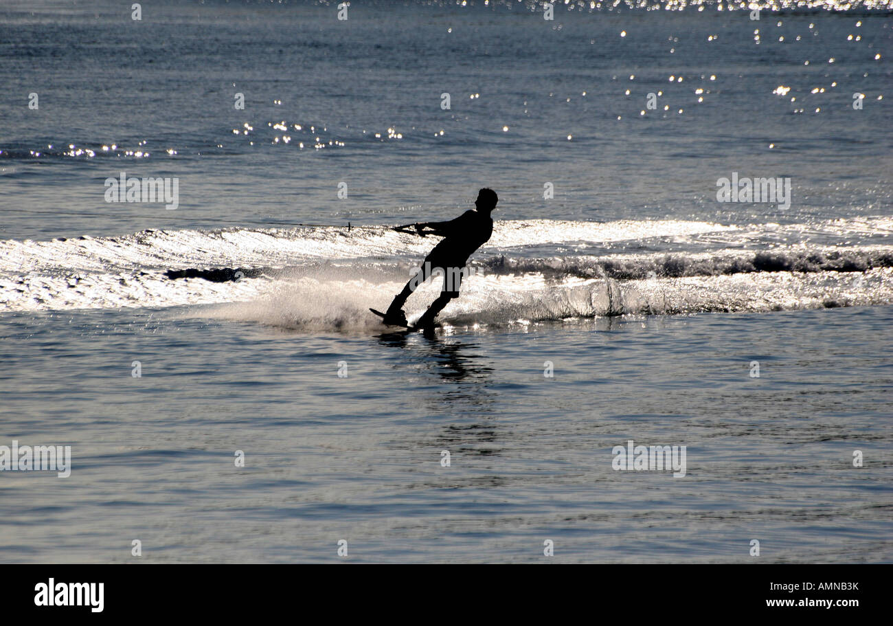 Silhouette di uomo sking acqua ad alta velocità in Palma Nova. Foto Stock