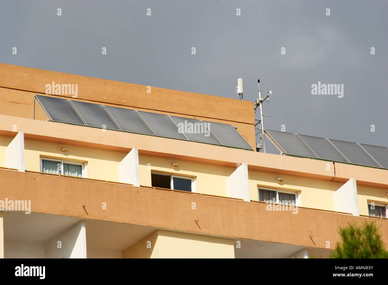 I pannelli solari per generare elettricità e calore impostato su un tetto di hotel in Palma Nova. Foto Stock