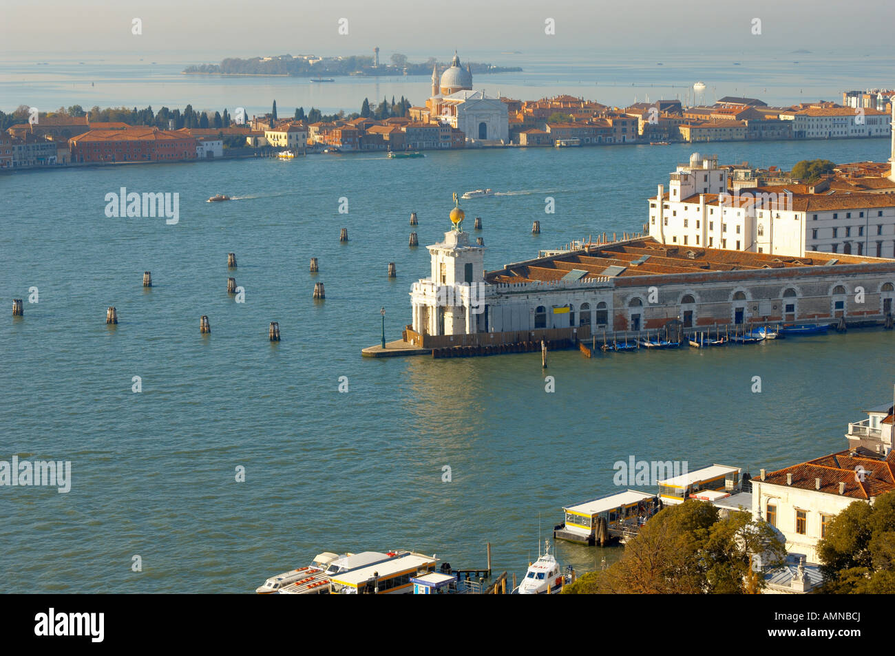 Arial Vista di Saint Mark s Canal guardando verso la Giudecca Venezia Italia Foto Stock